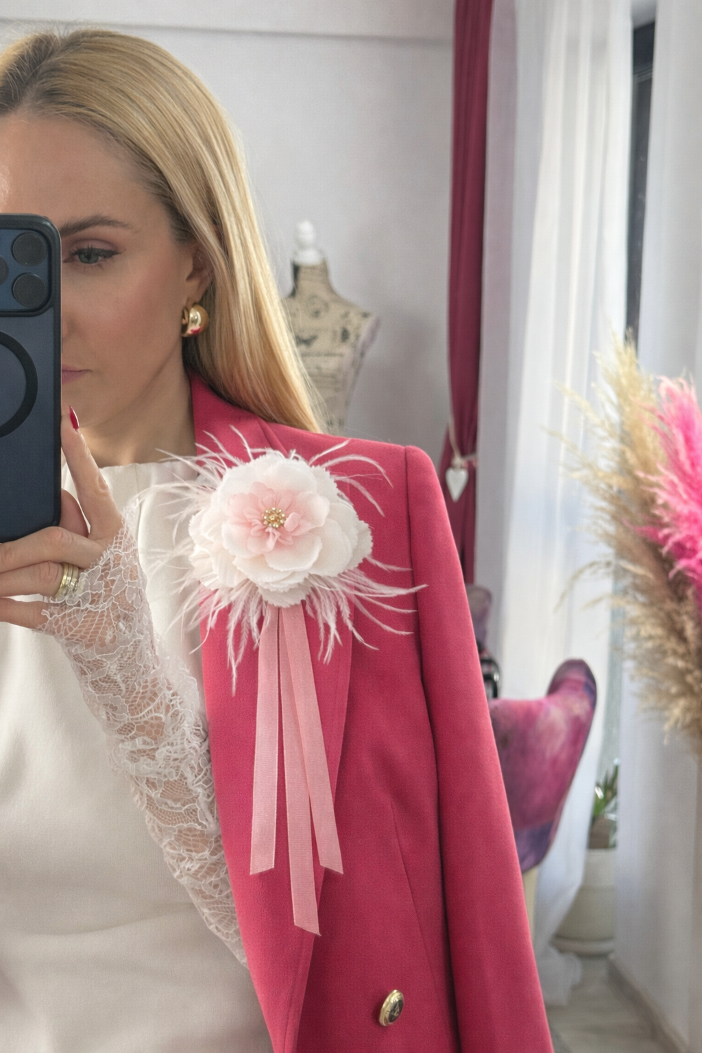 Broșă florala din material textil alba cu detalii