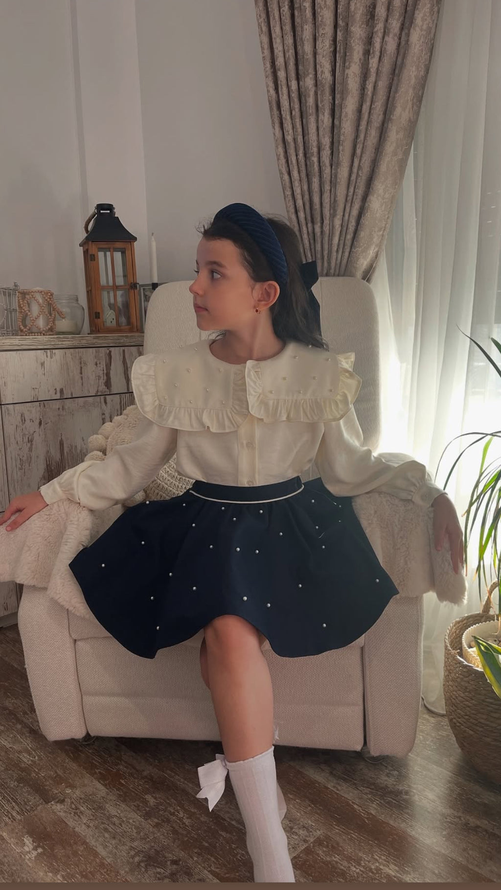 Fustă cloș pentru scoala cu vipușca alba si perle aplicate