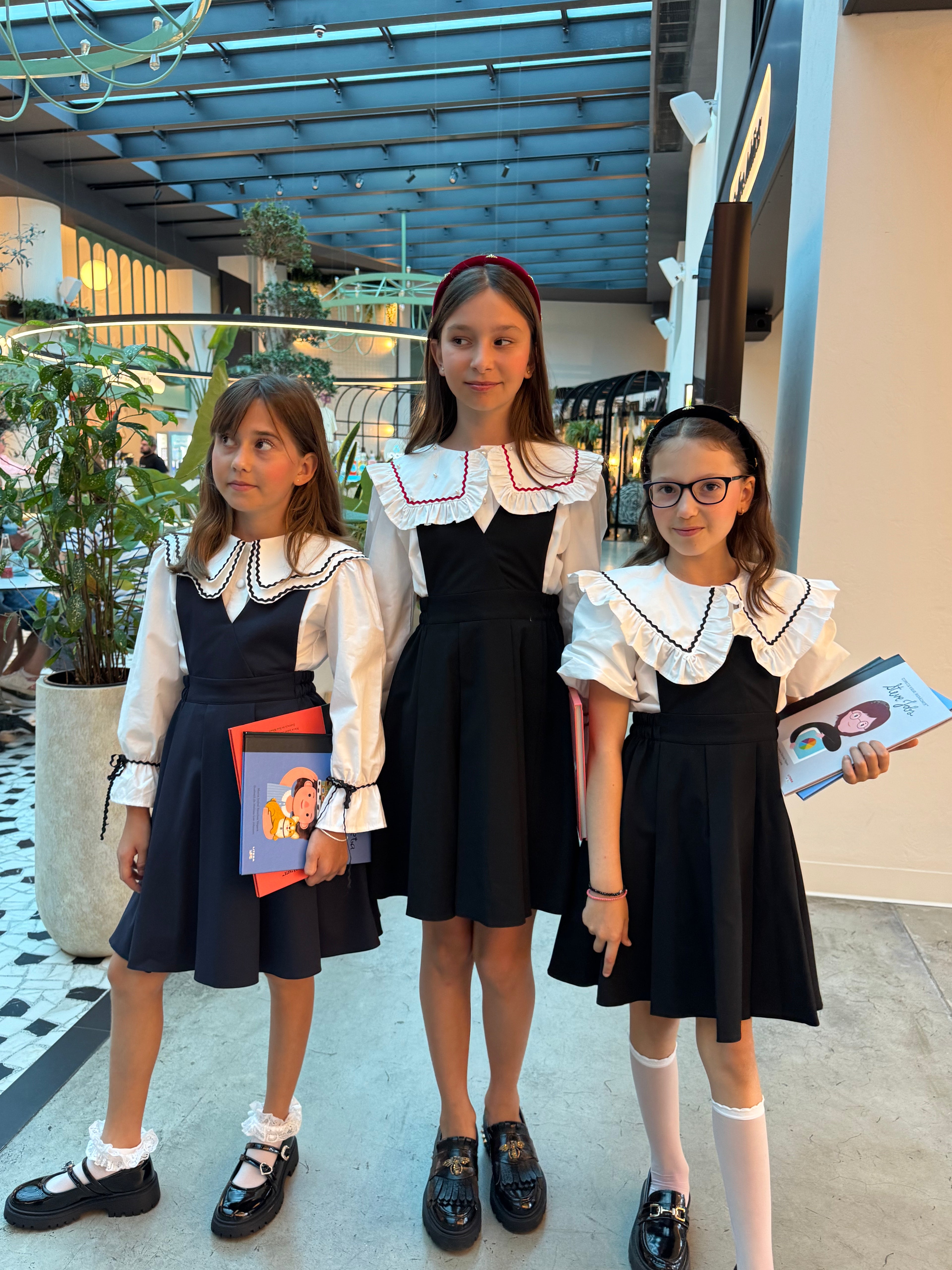 Cămașă albă premium pentru fete cu guler amplu pătrat și detalii roșii