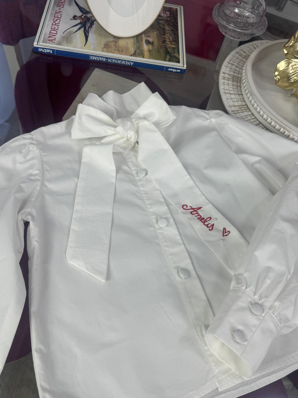 Cămașă albă pentru fete cu fundă și broderie personalizată