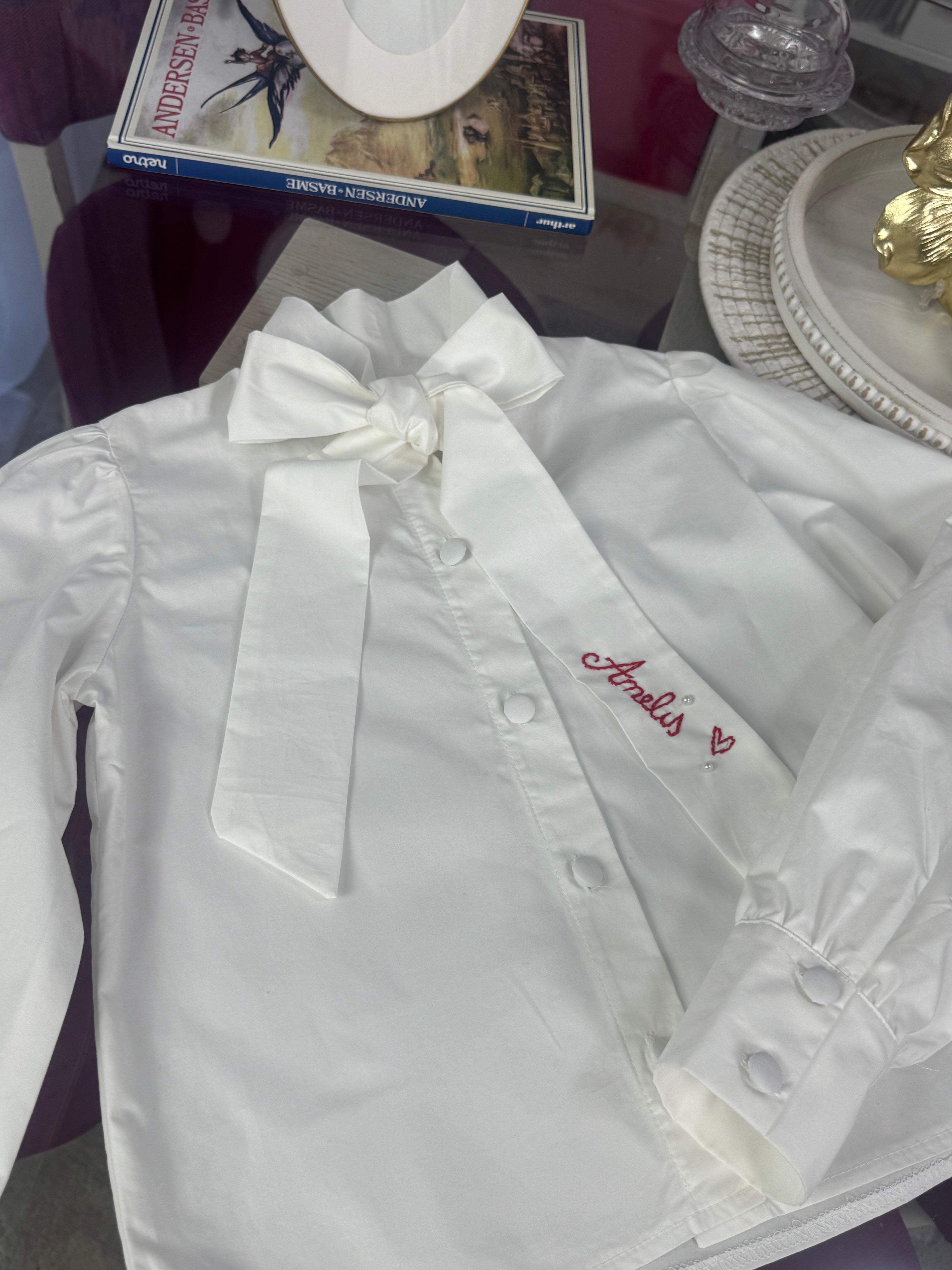 Cămașă albă pentru fete cu fundă și broderie personalizată