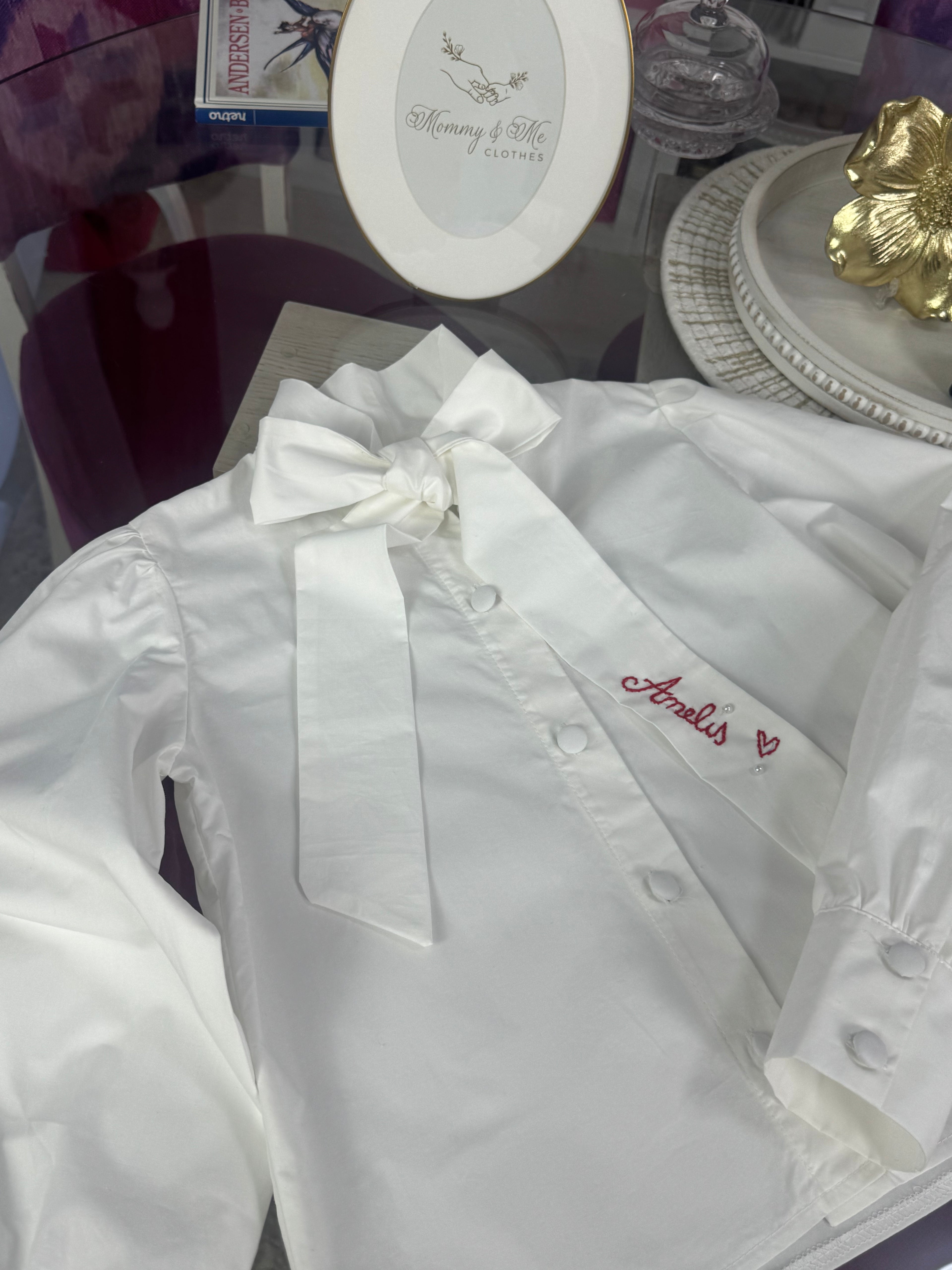 Cămașă albă pentru fete cu fundă și broderie personalizată