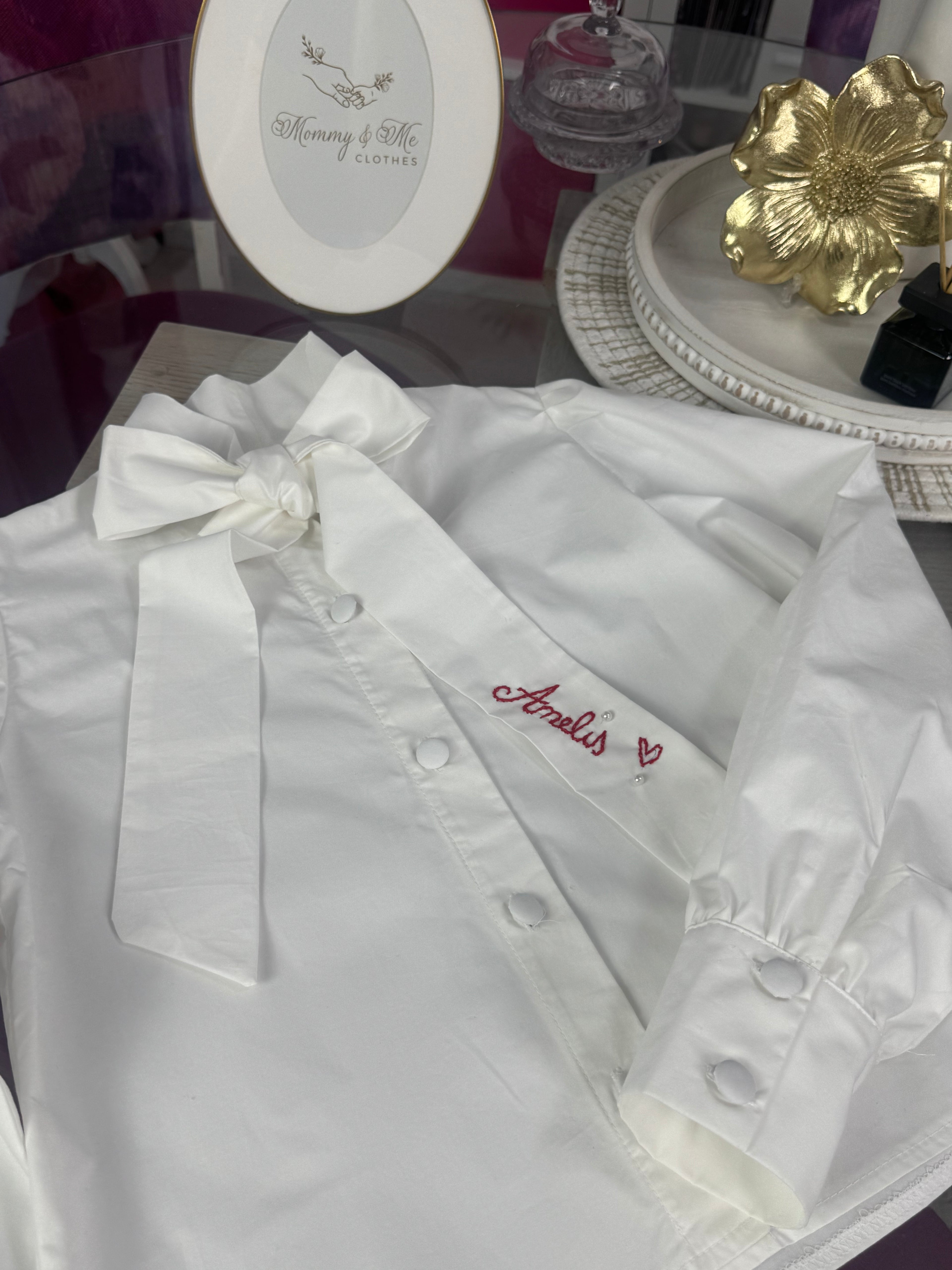 Cămașă albă pentru fete cu fundă și broderie personalizată