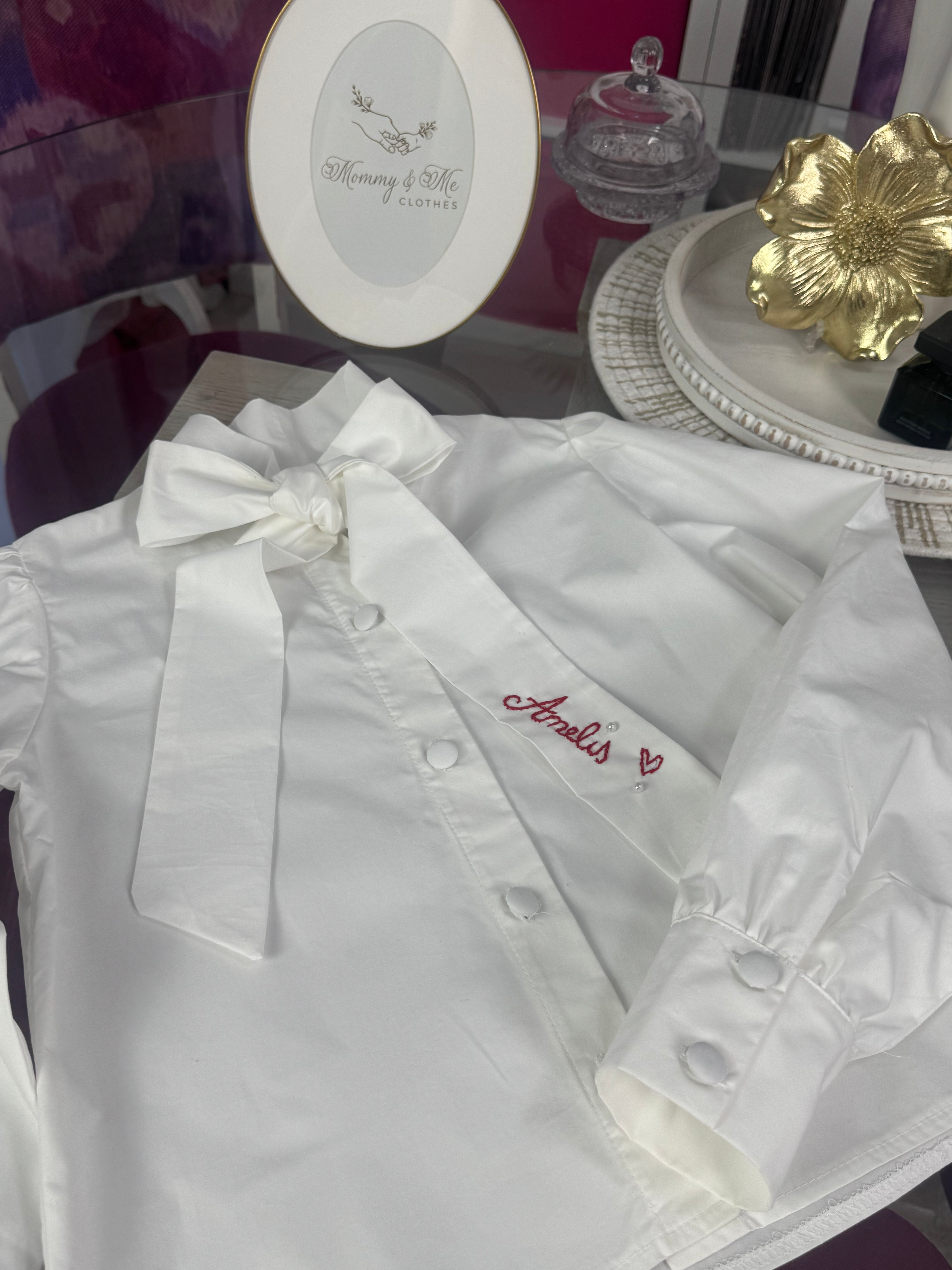 Cămașă albă pentru fete cu fundă și broderie personalizată