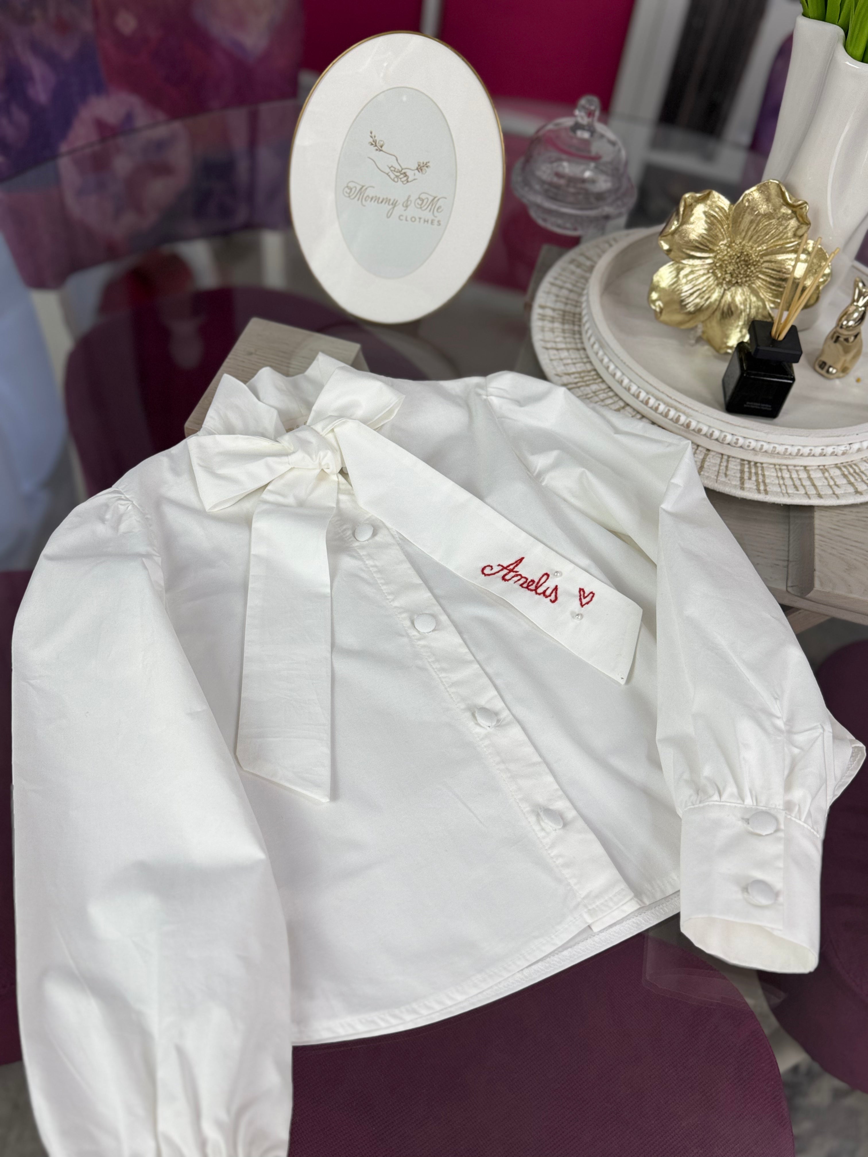 Cămașă albă pentru fete cu fundă și broderie personalizată