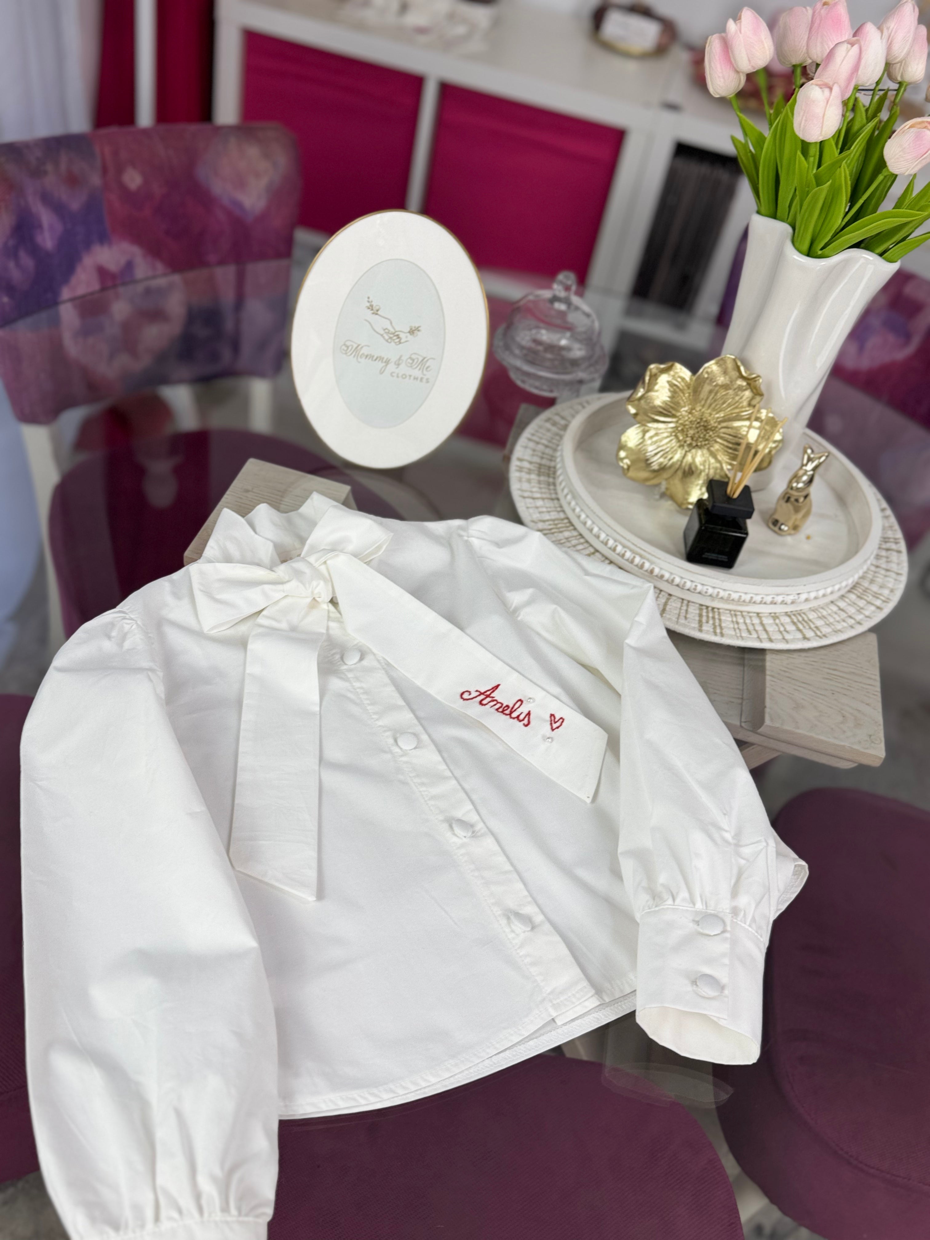Cămașă albă pentru fete cu fundă și broderie personalizată