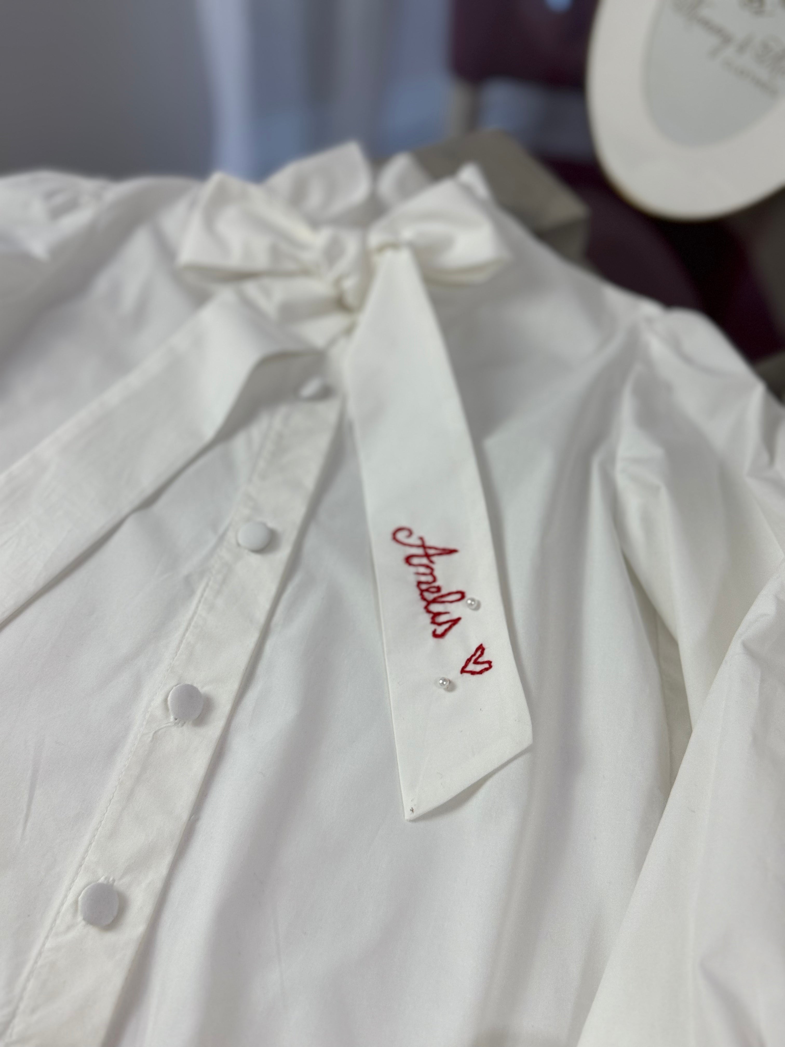Cămașă albă pentru fete cu fundă și broderie personalizată