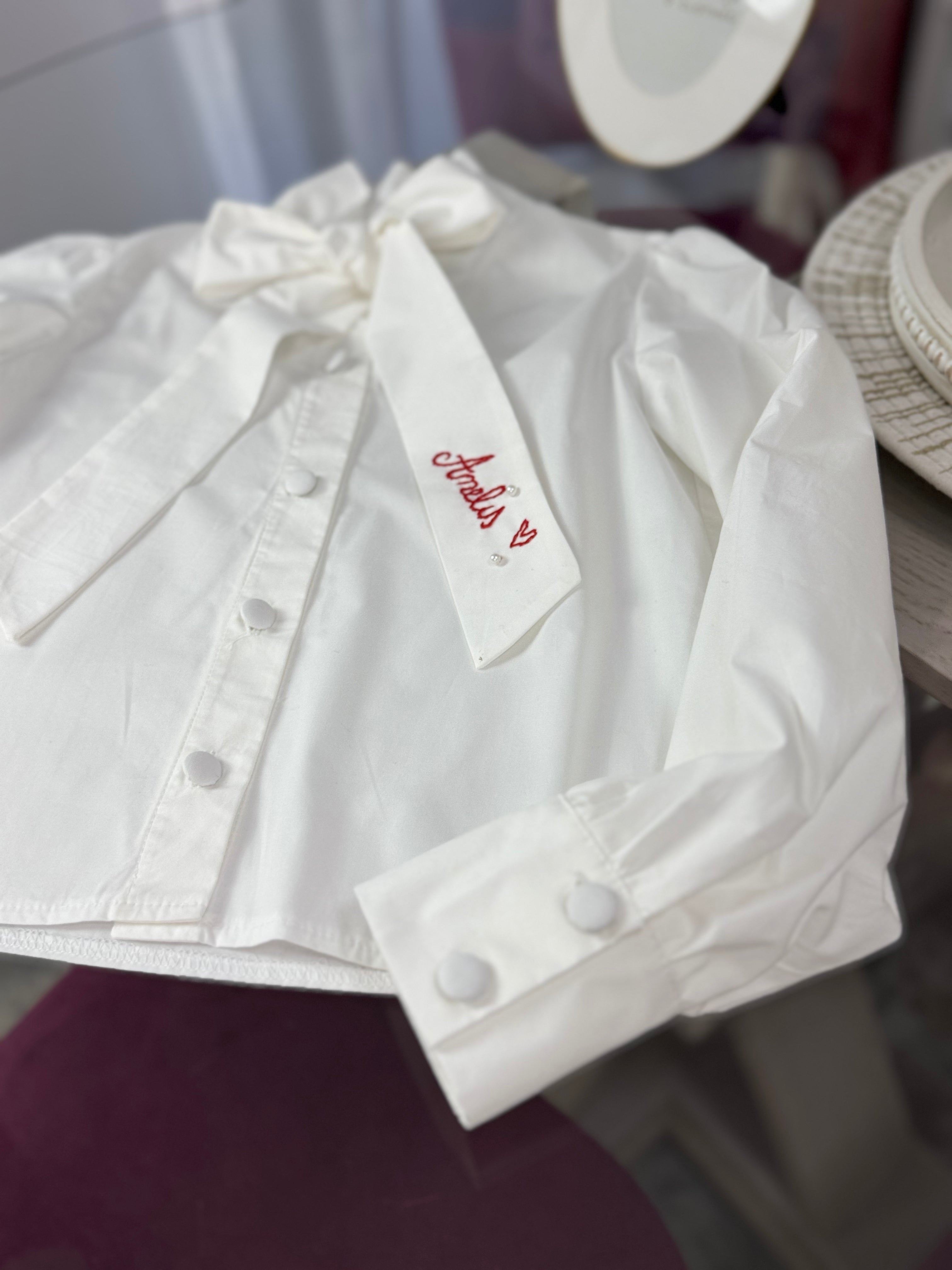 Cămașă albă pentru fete cu fundă și broderie personalizată