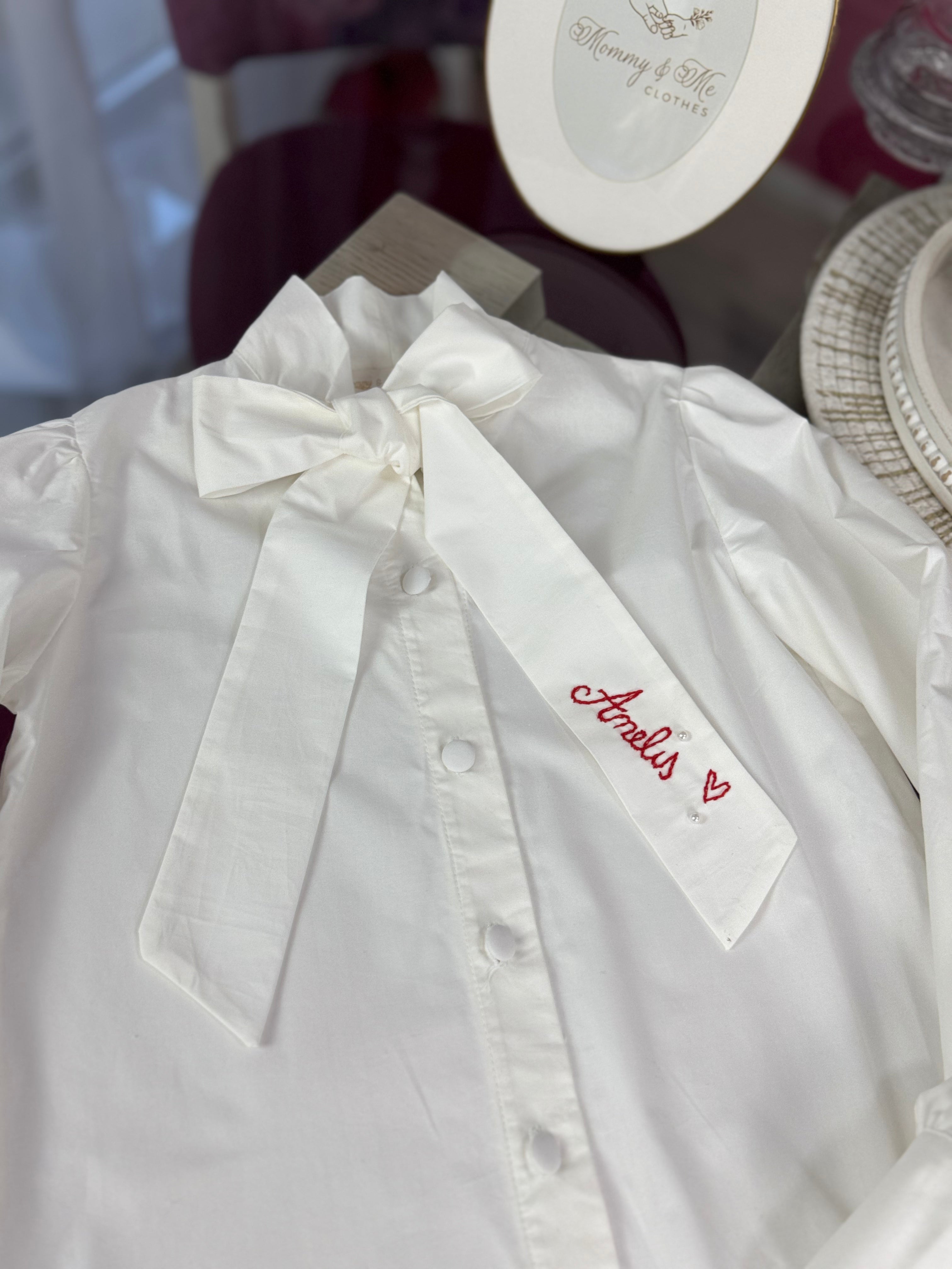Cămașă albă pentru fete cu fundă și broderie personalizată