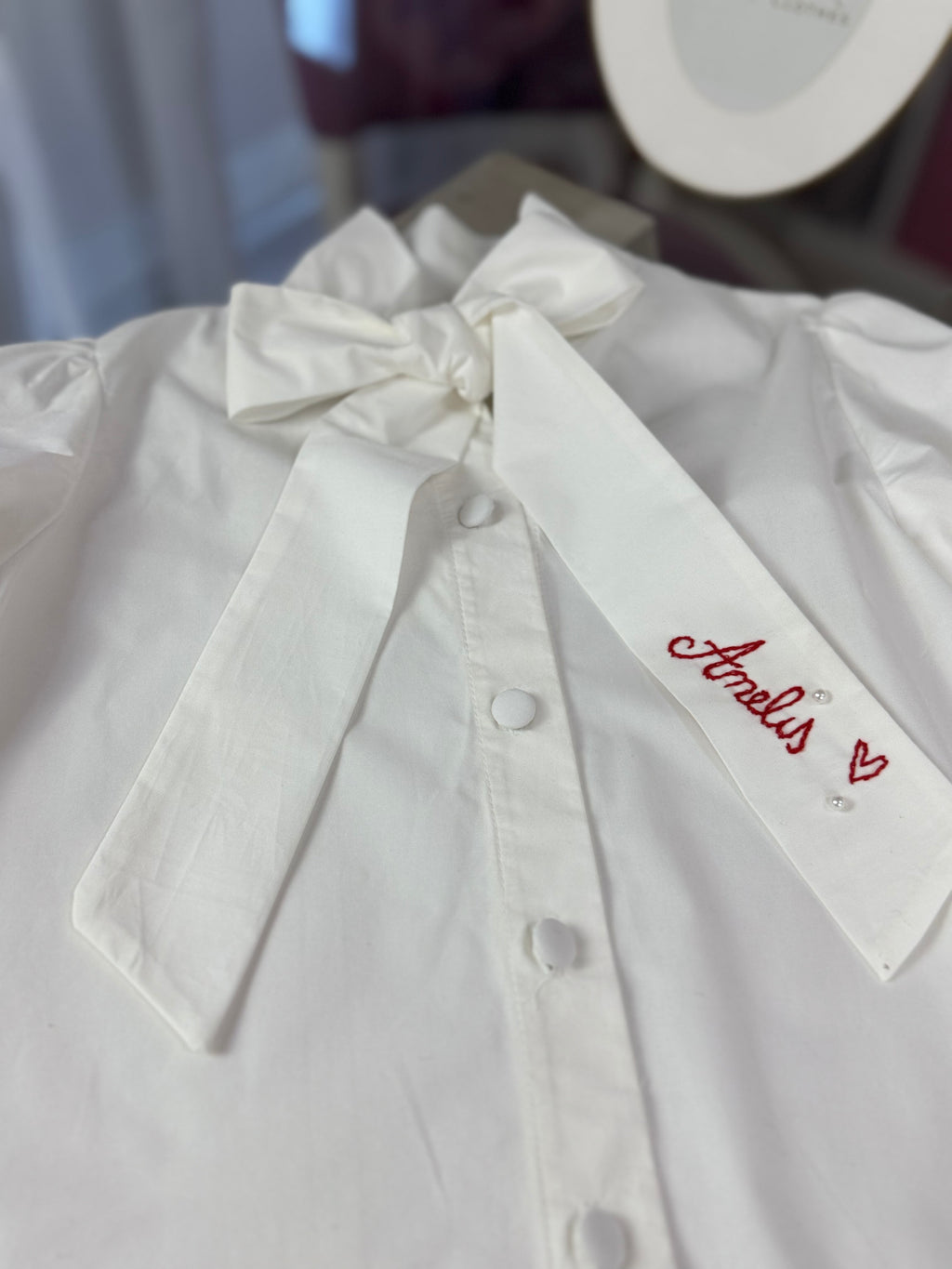 Cămașă albă pentru fete cu fundă și broderie personalizată