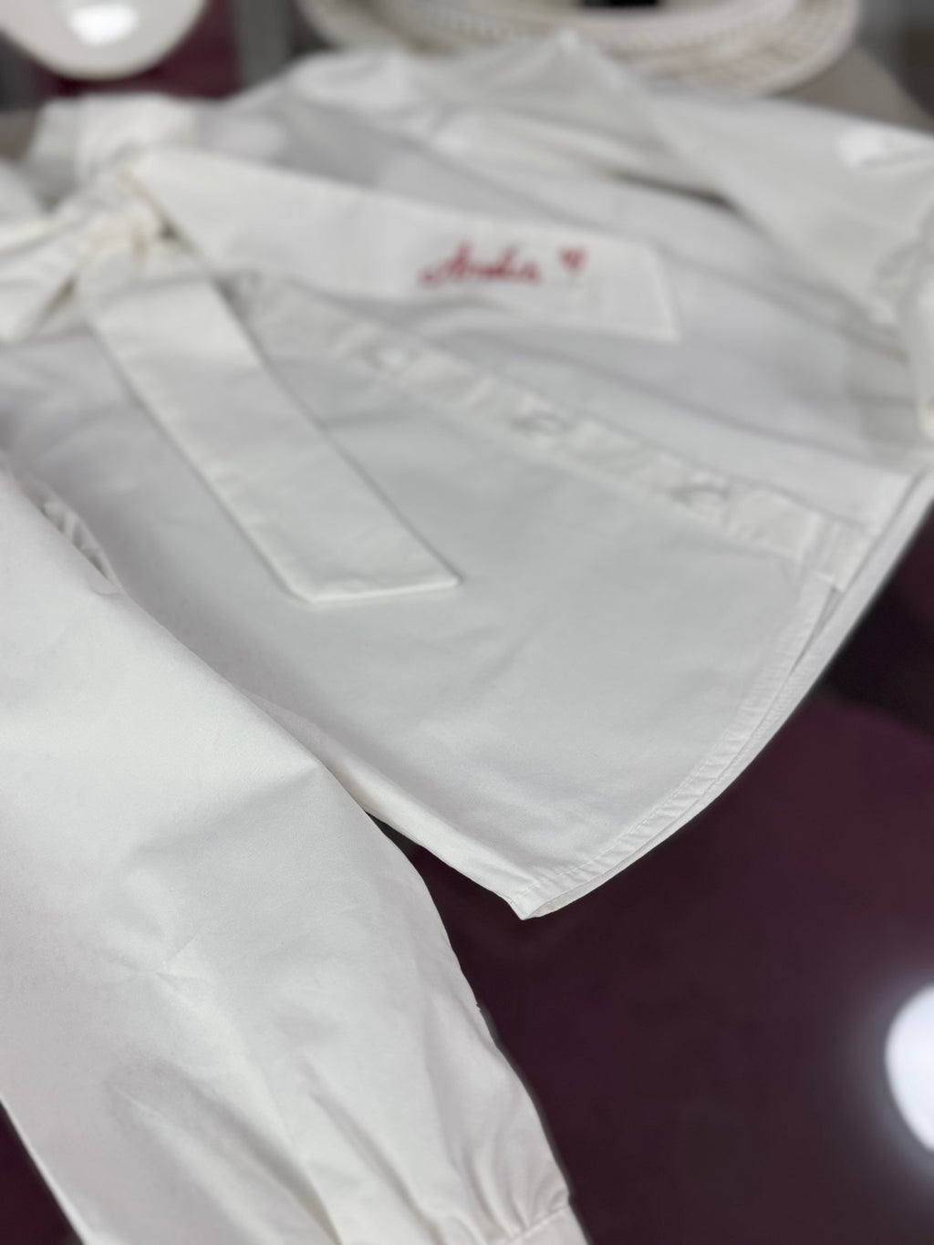 Cămașă albă pentru fete cu fundă și broderie personalizată