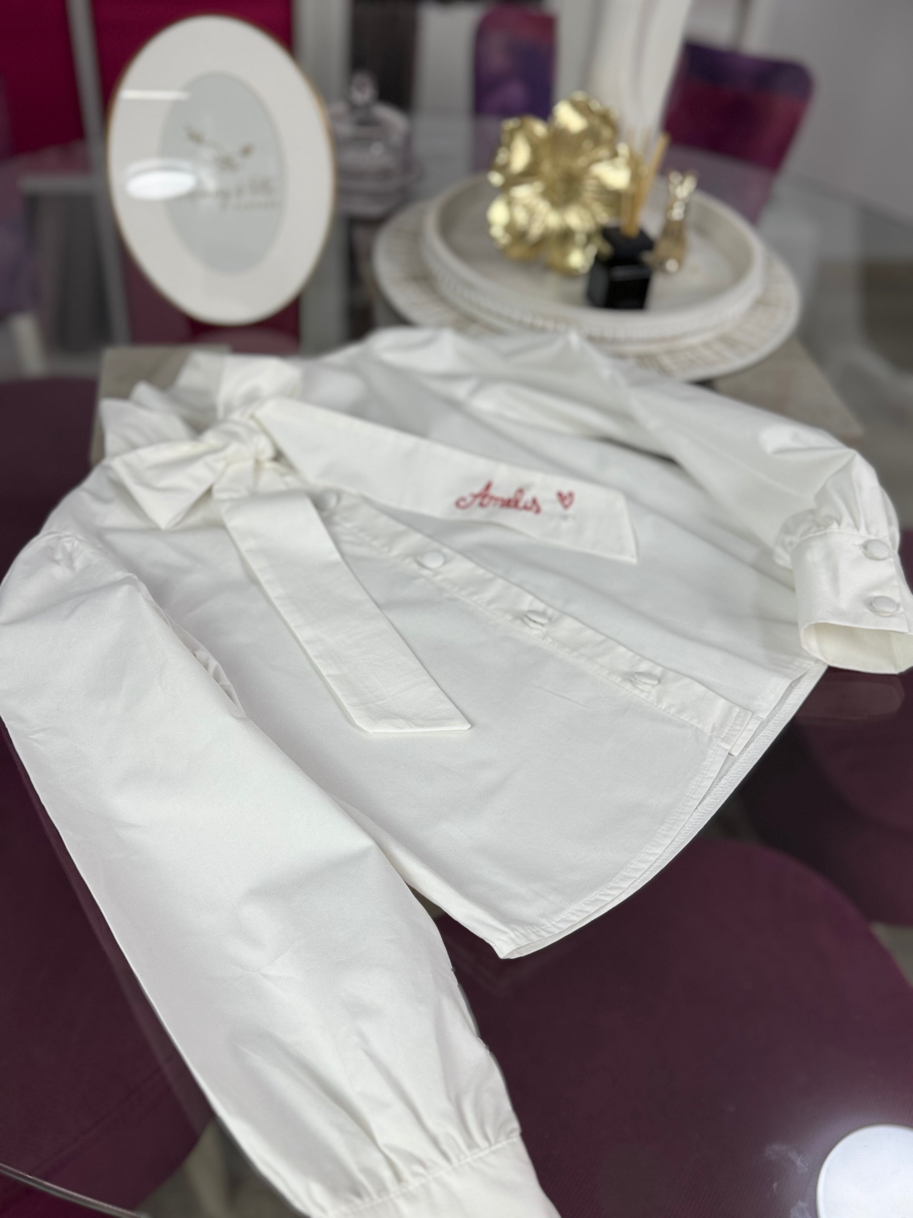 Cămașă albă pentru fete cu fundă și broderie personalizată