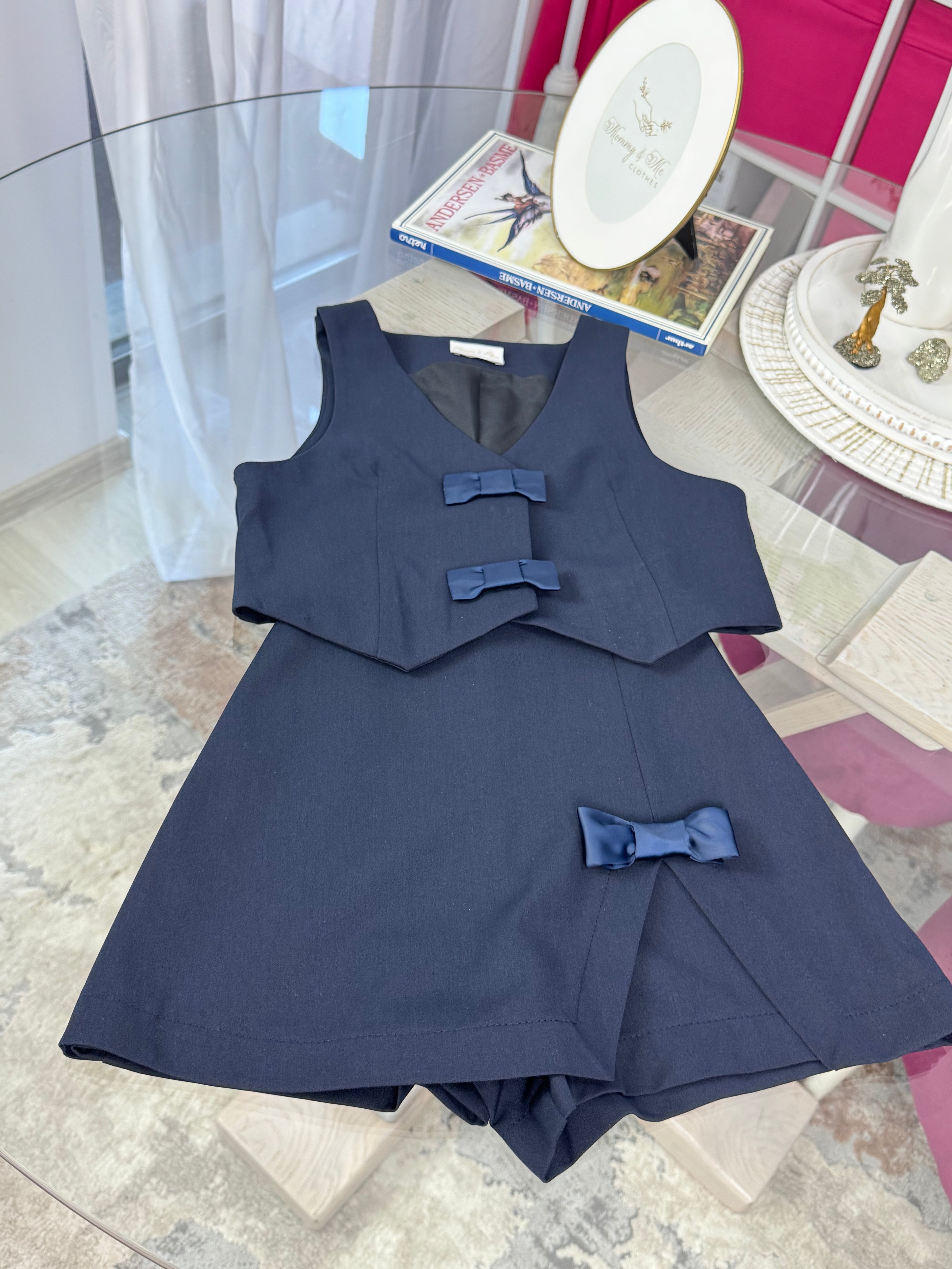 Set bleumarin fustă-pantalon si vesta cu fundite