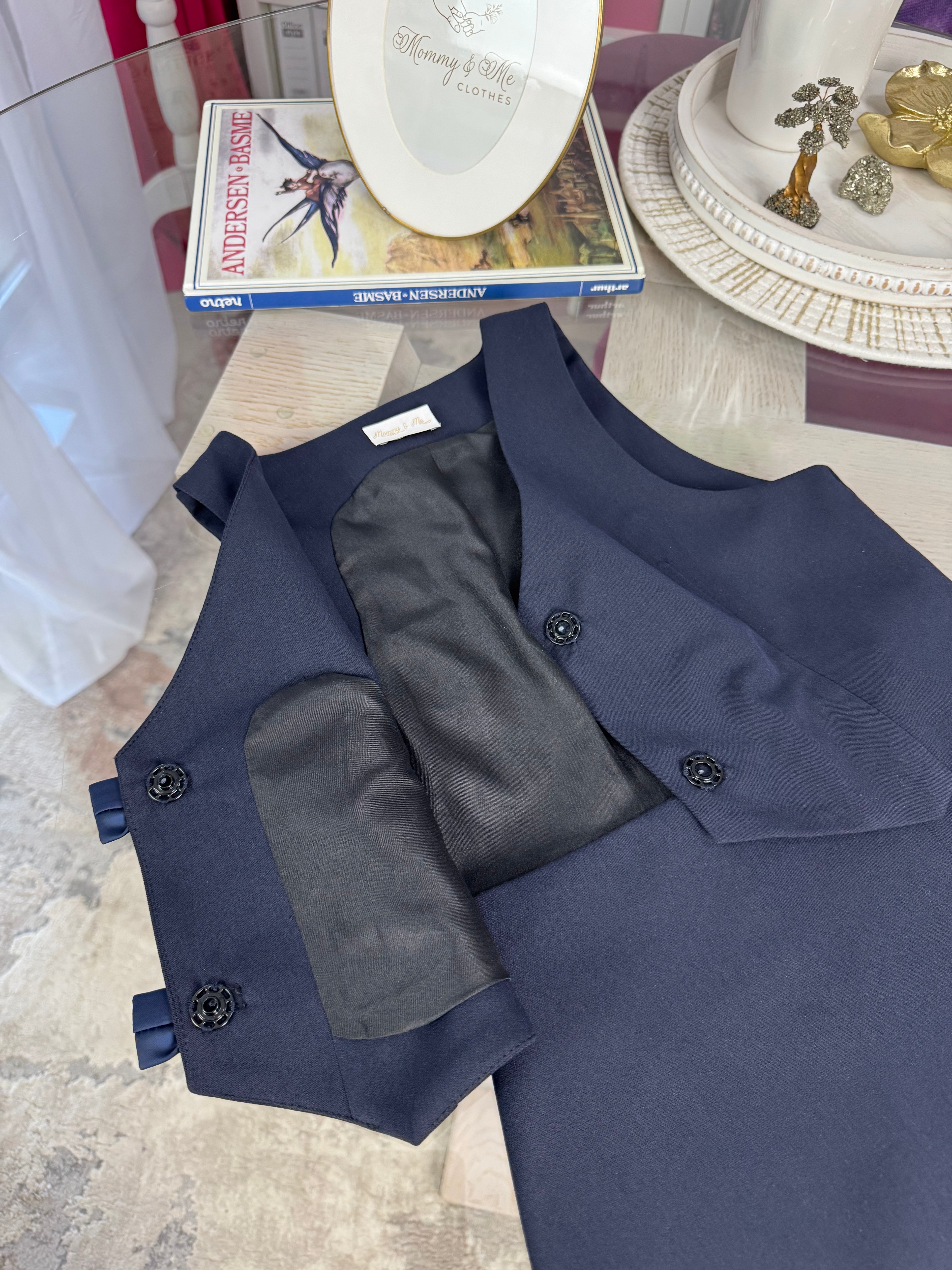 Set bleumarin fustă-pantalon si vesta cu fundite