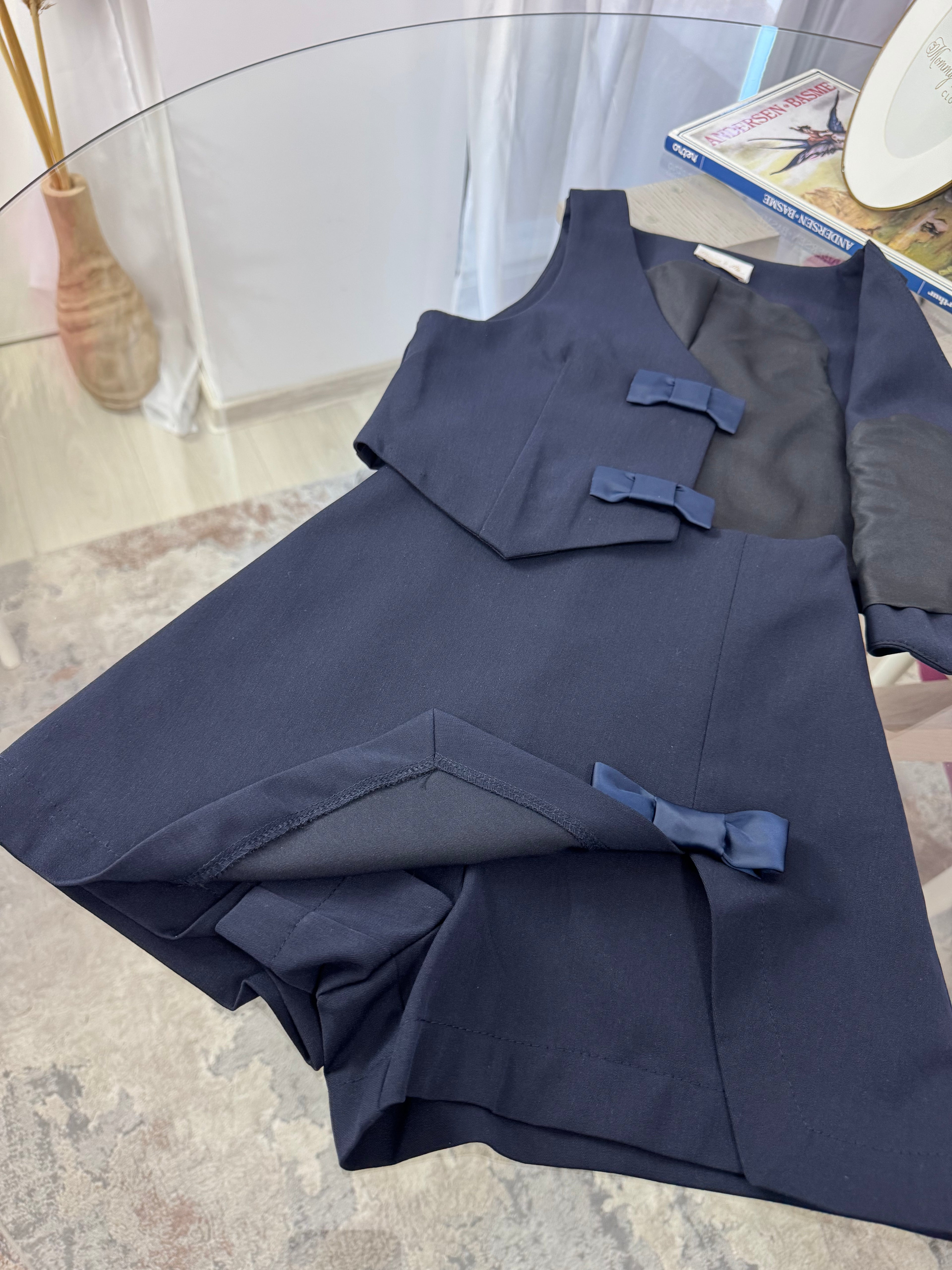 Set bleumarin fustă-pantalon si vesta cu fundite