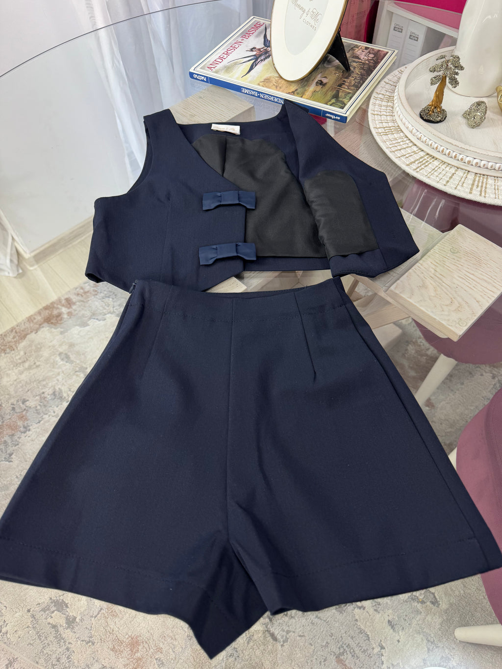 Set bleumarin fustă-pantalon si vesta cu fundite