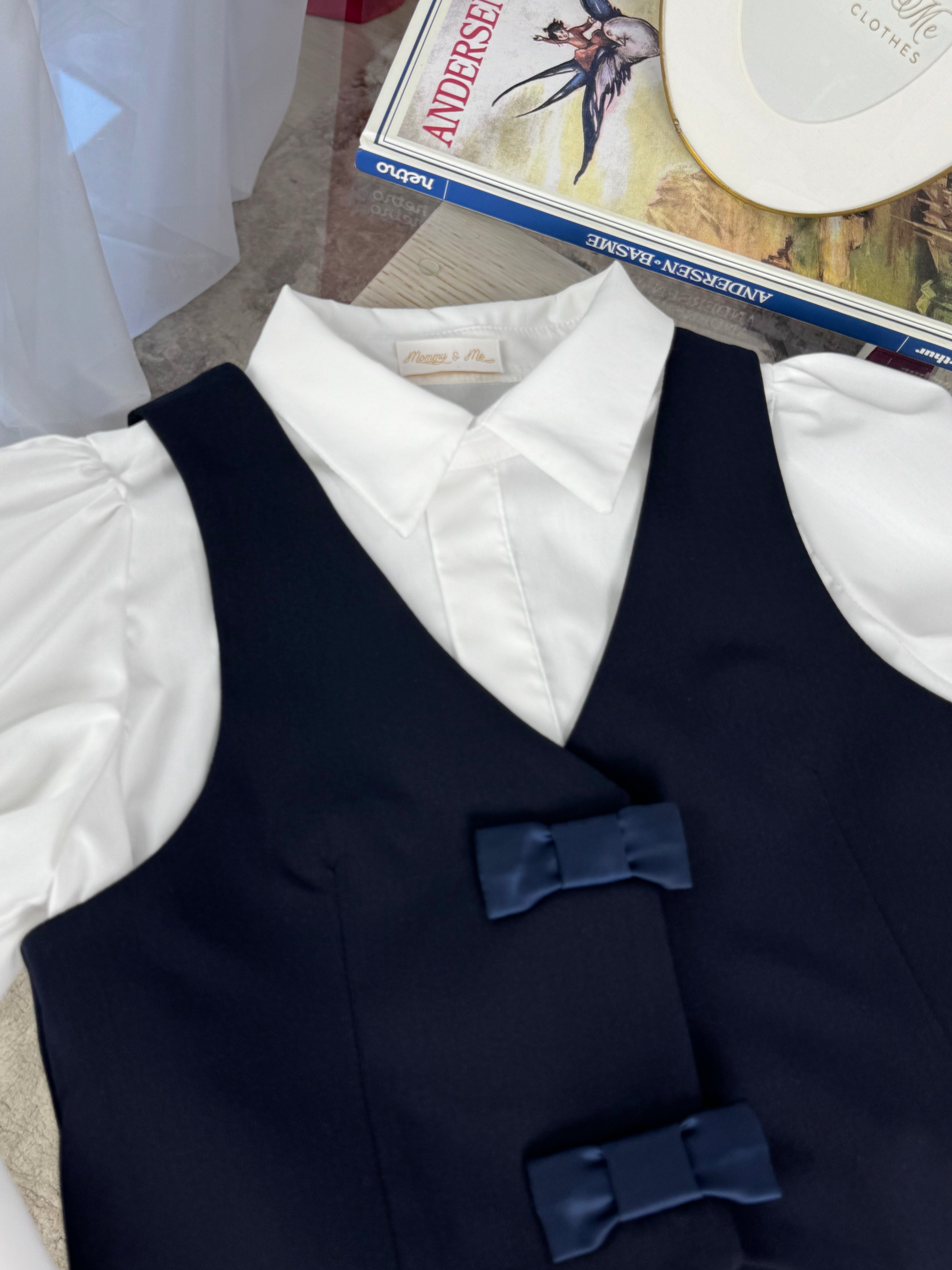 Set bleumarin fustă-pantalon si vesta cu fundite