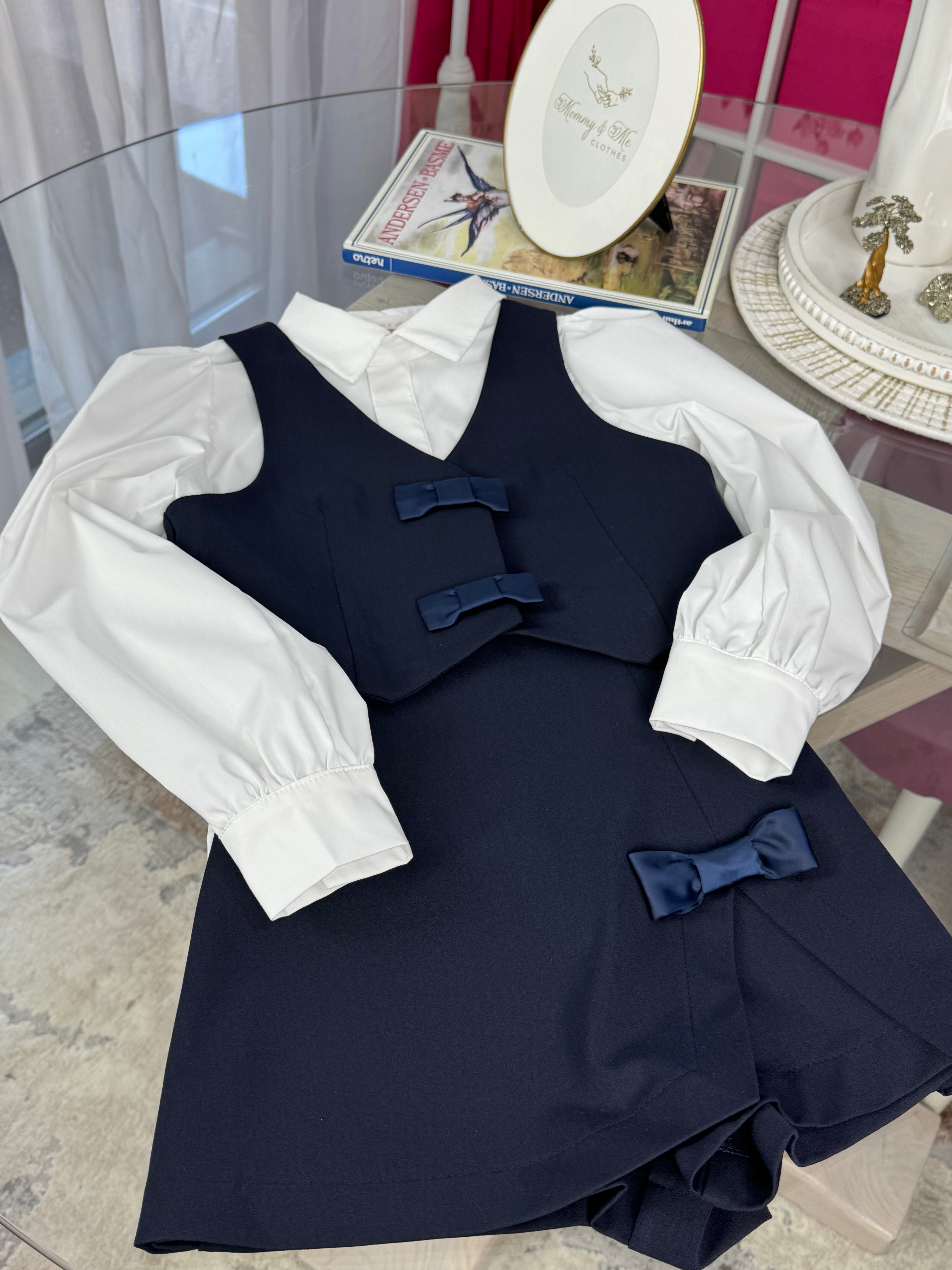 Set bleumarin fustă-pantalon si vesta cu fundite