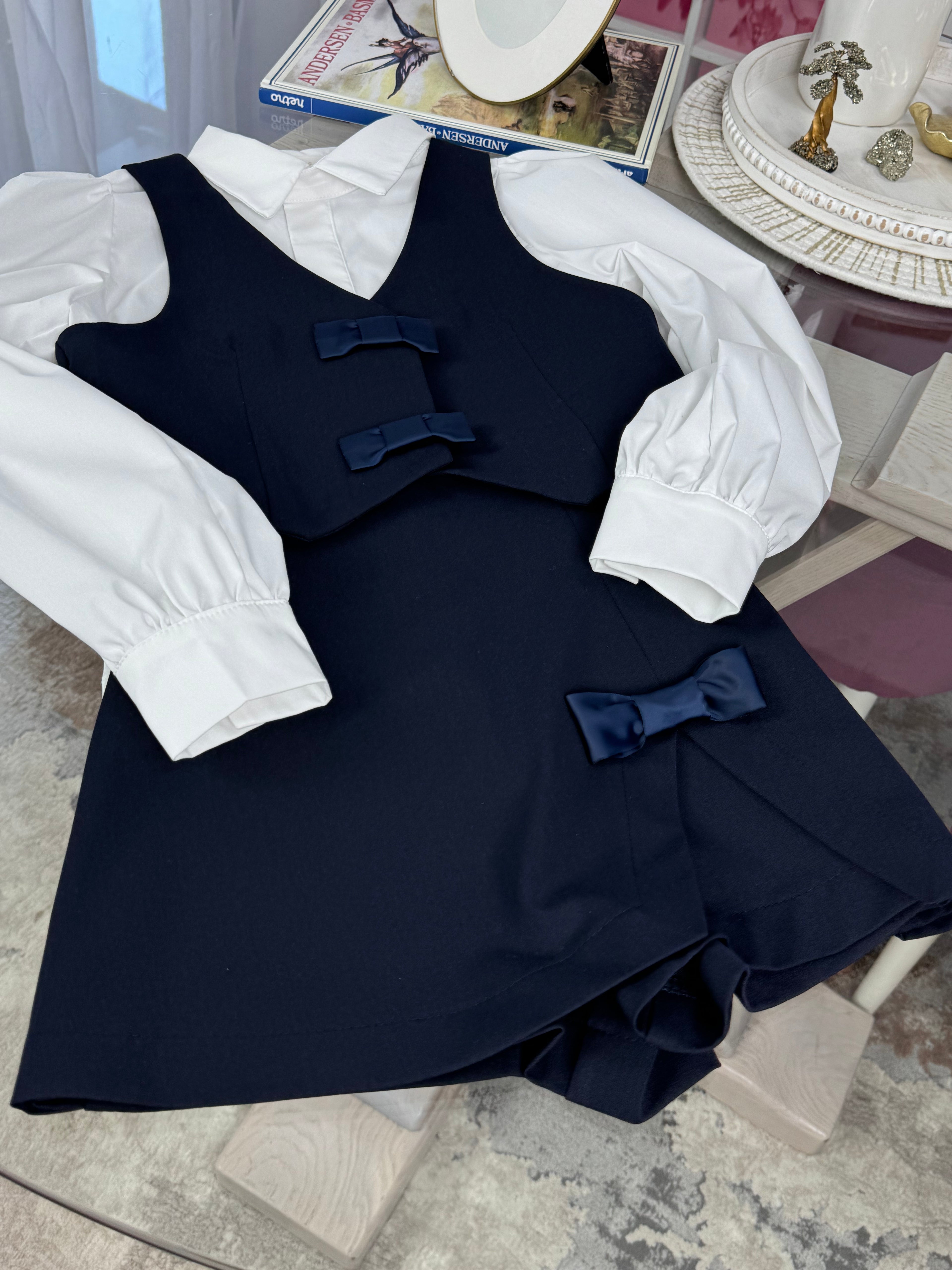 Set bleumarin fustă-pantalon si vesta cu fundite