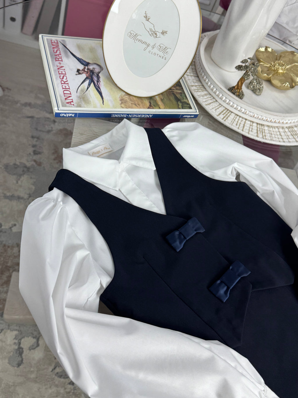 Set bleumarin fustă-pantalon si vesta cu fundite
