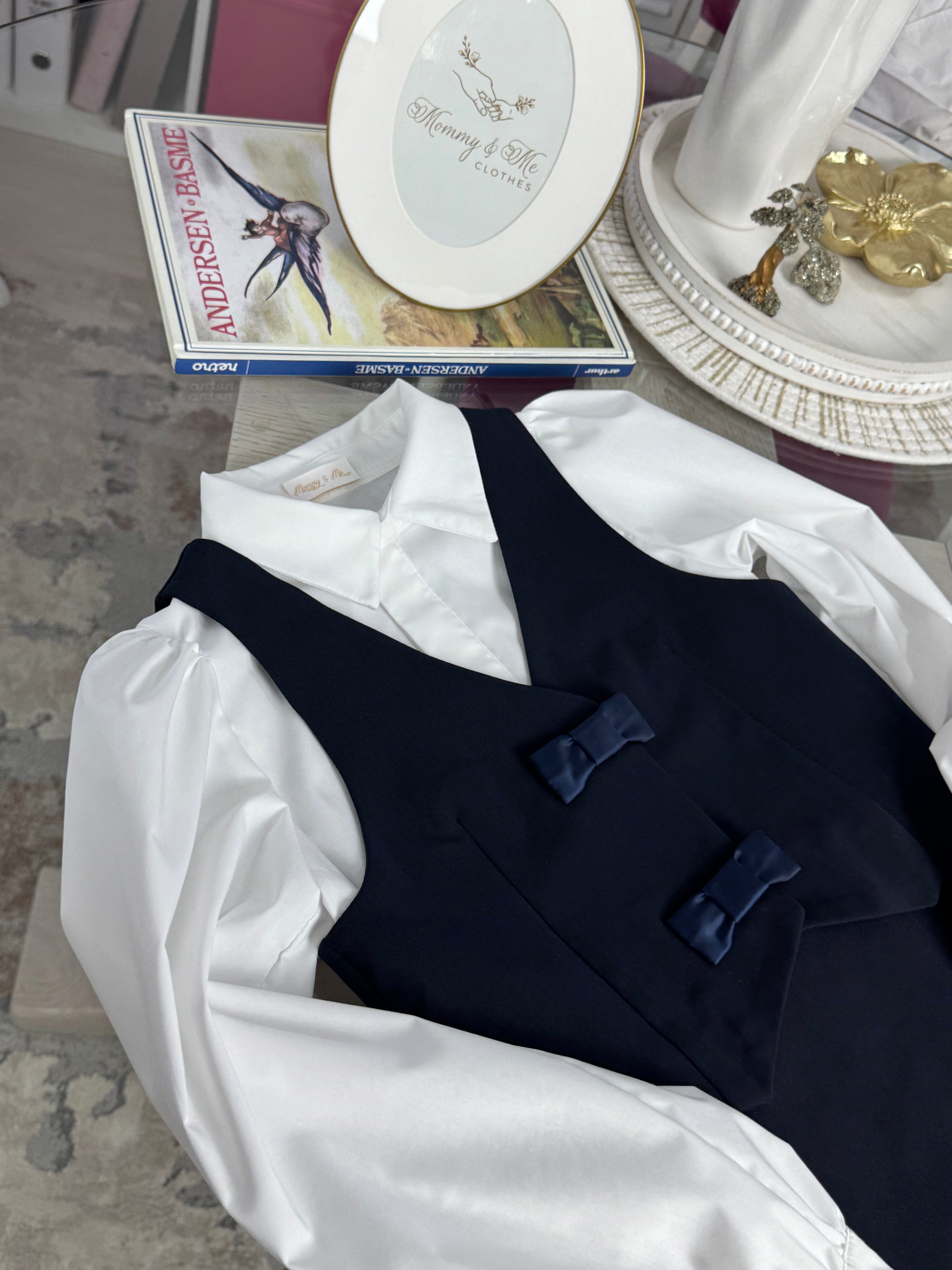 Set bleumarin fustă-pantalon si vesta cu fundite