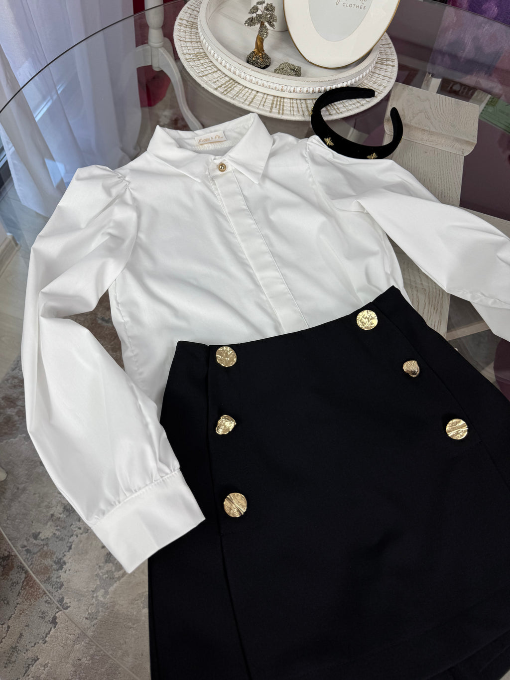Set școlar format din cămașă albă din bumbac &amp; fustă-pantalon neagră cu detalii aurii
