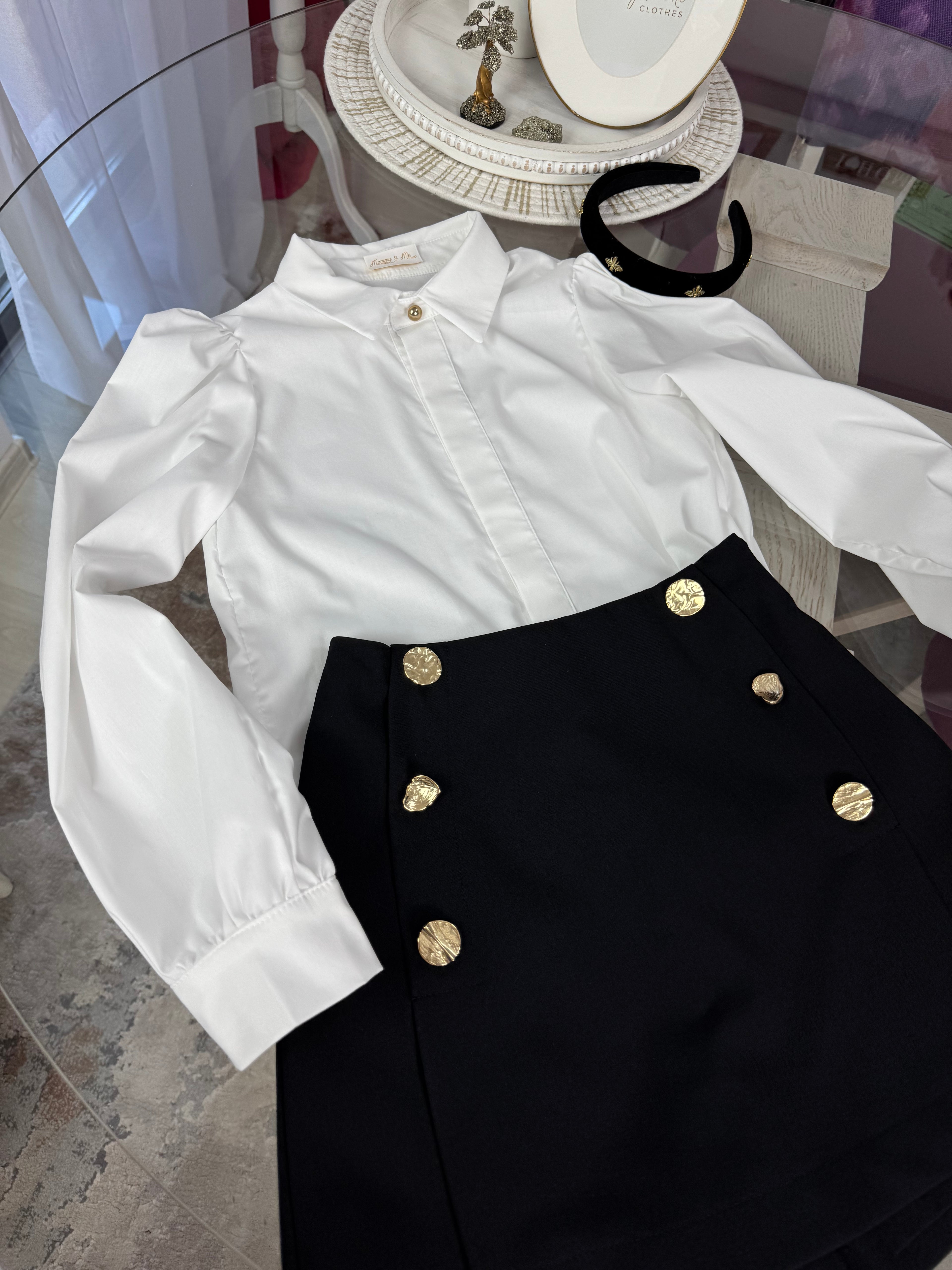 Set școlar format din cămașă albă din bumbac &amp; fustă-pantalon neagră cu detalii aurii