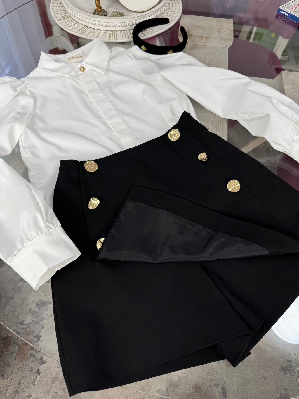 Fustă-pantalon neagră cu nasturi aurii