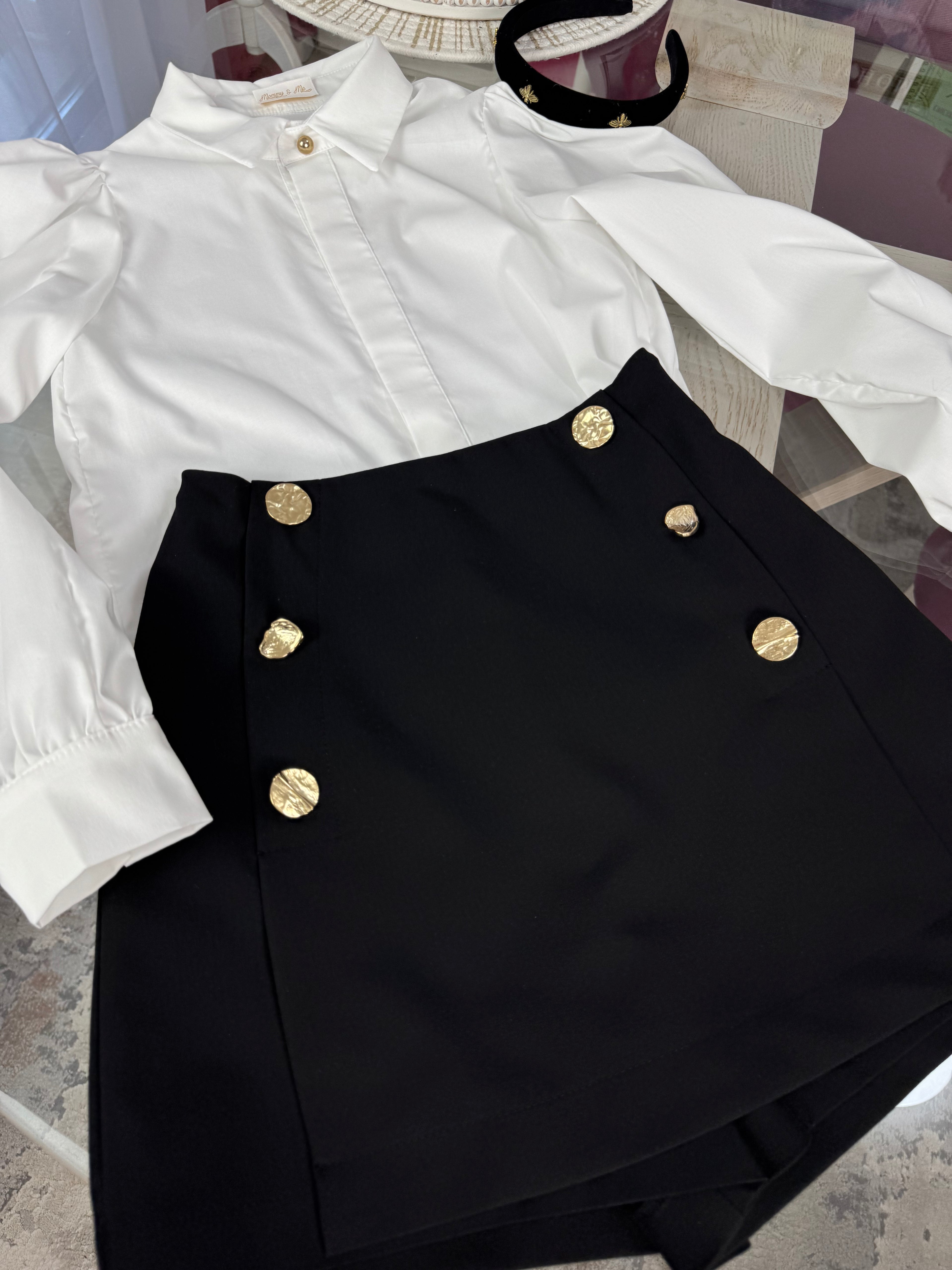 Fustă-pantalon neagră cu nasturi aurii