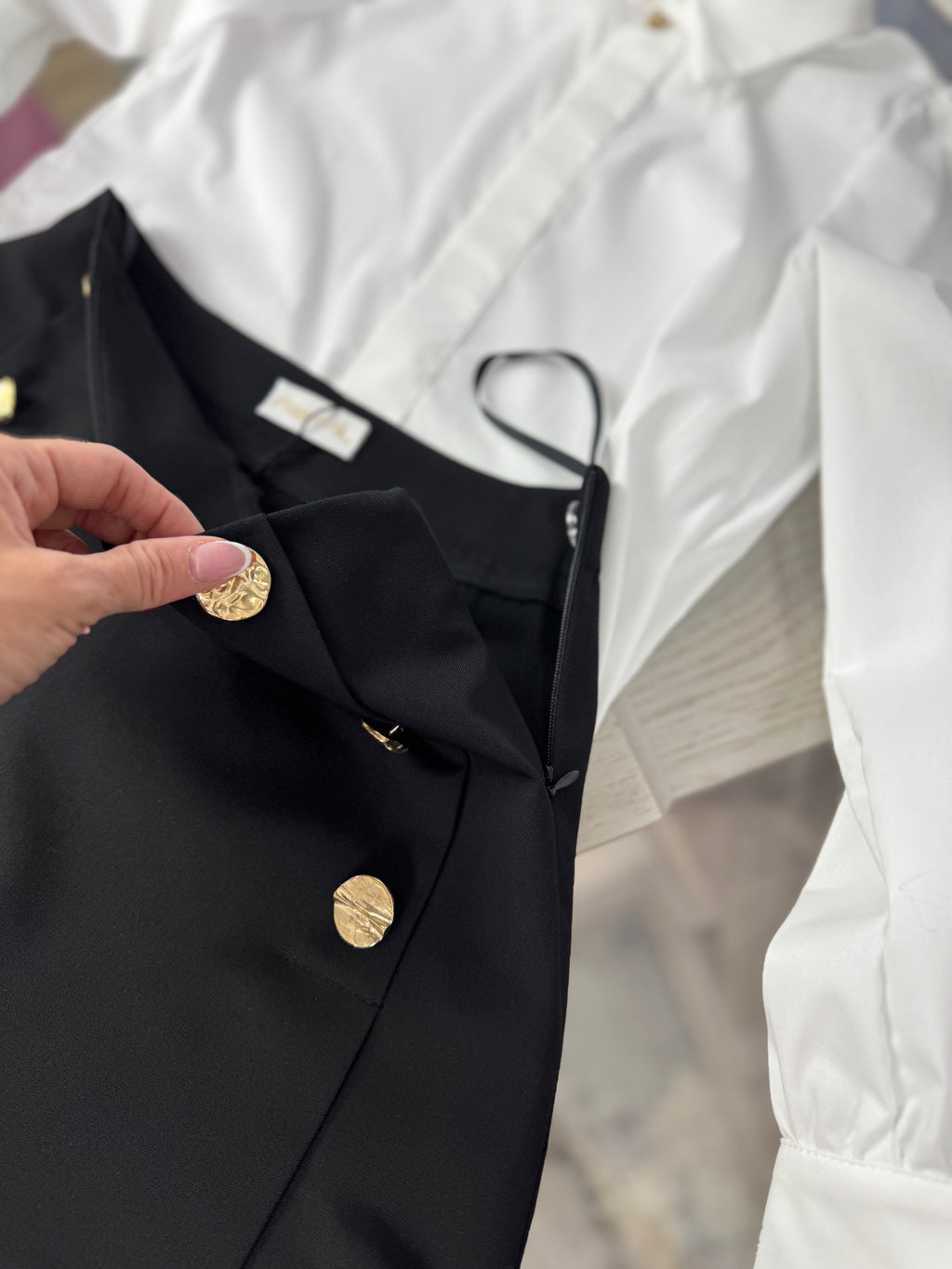 Fustă-pantalon neagră cu nasturi aurii
