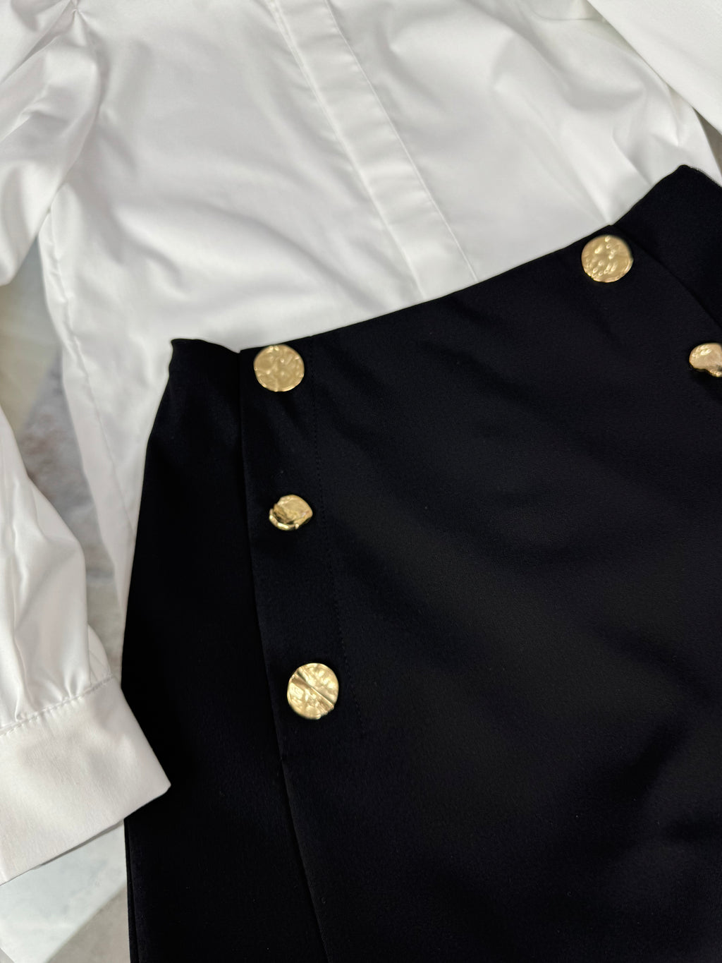 Fustă-pantalon neagră cu nasturi aurii