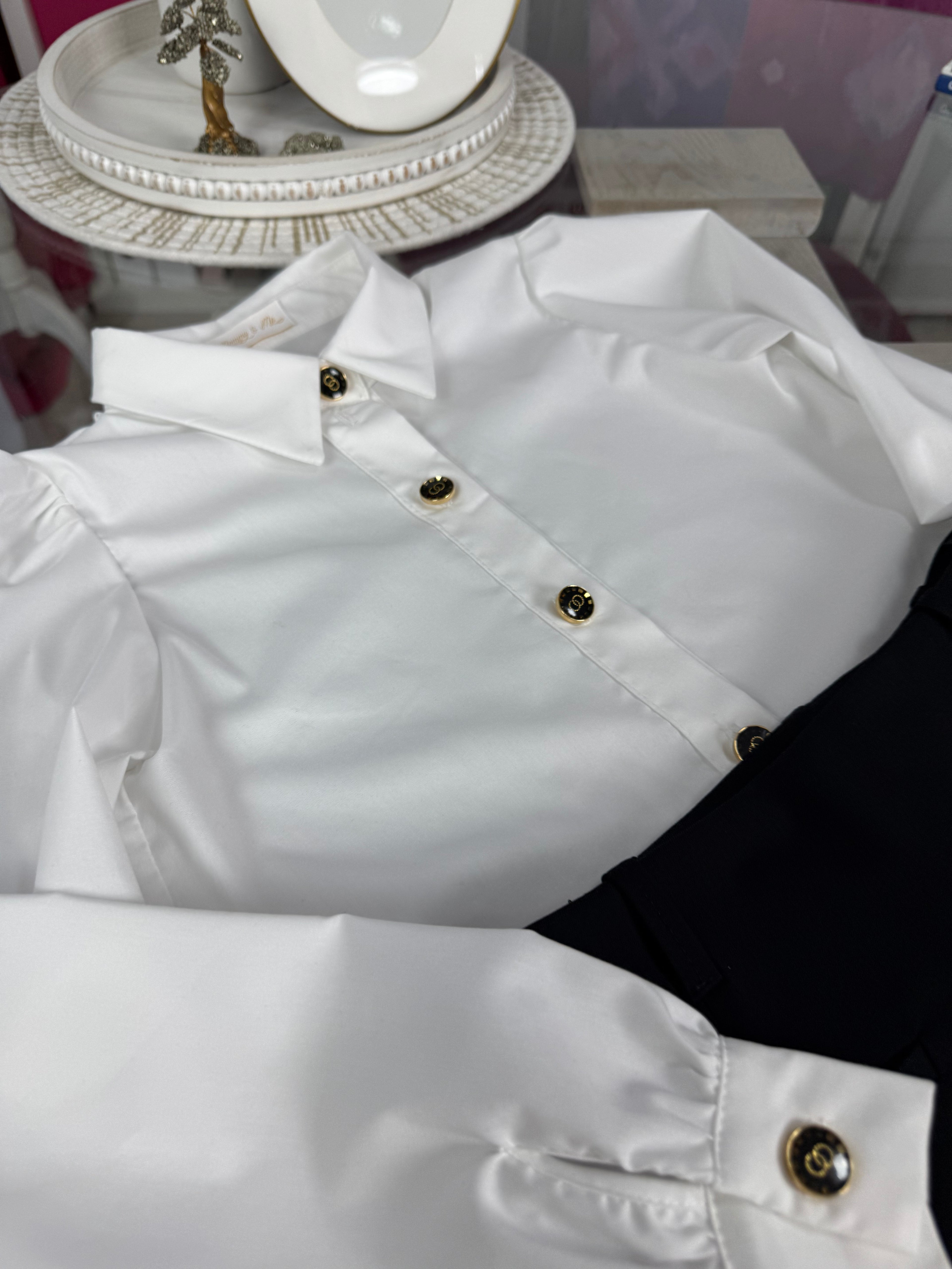 Cămașă albă premium pentru fete, cu nasturi decorativi negri și aurii