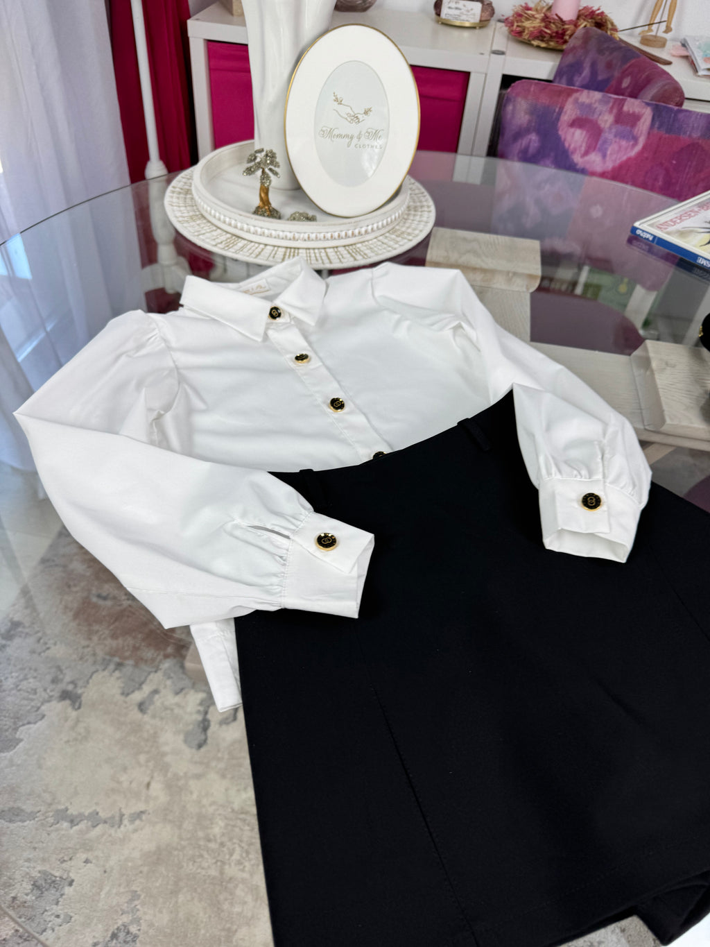 Cămașă albă premium pentru fete, cu nasturi decorativi negri și aurii