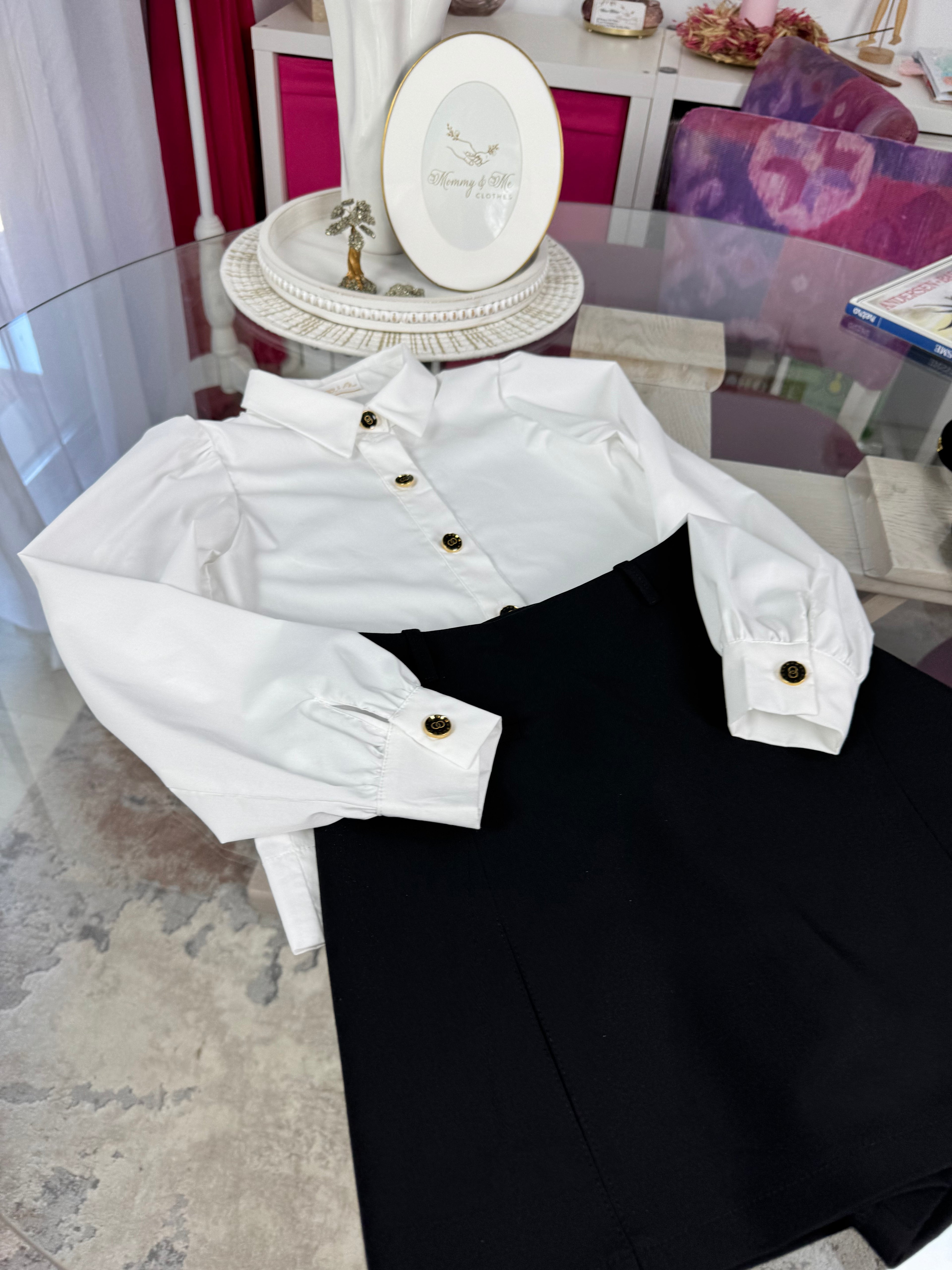 Cămașă albă premium pentru fete, cu nasturi decorativi negri și aurii