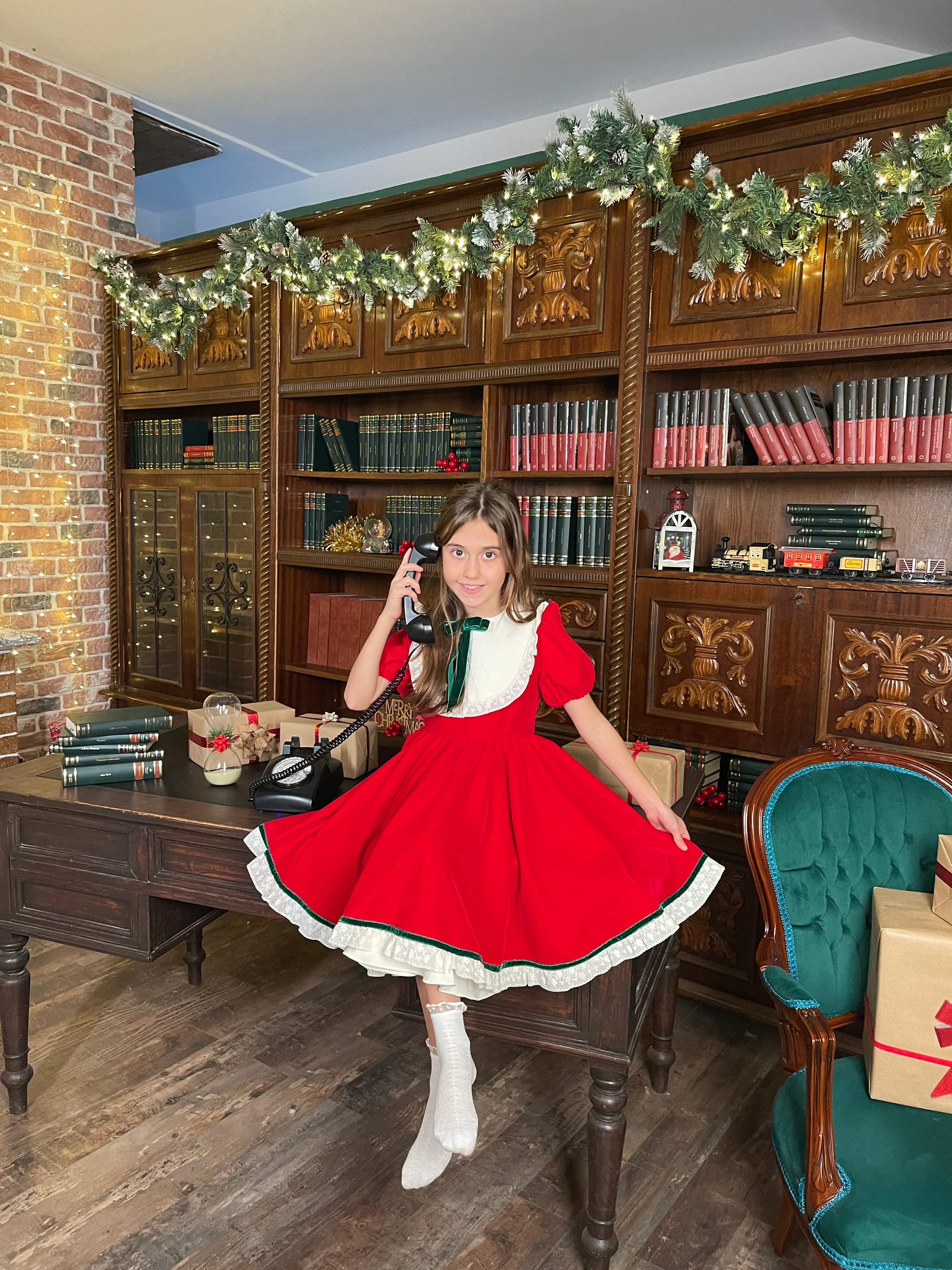 Rochita din catifea cu dantela si platcuta pe piept