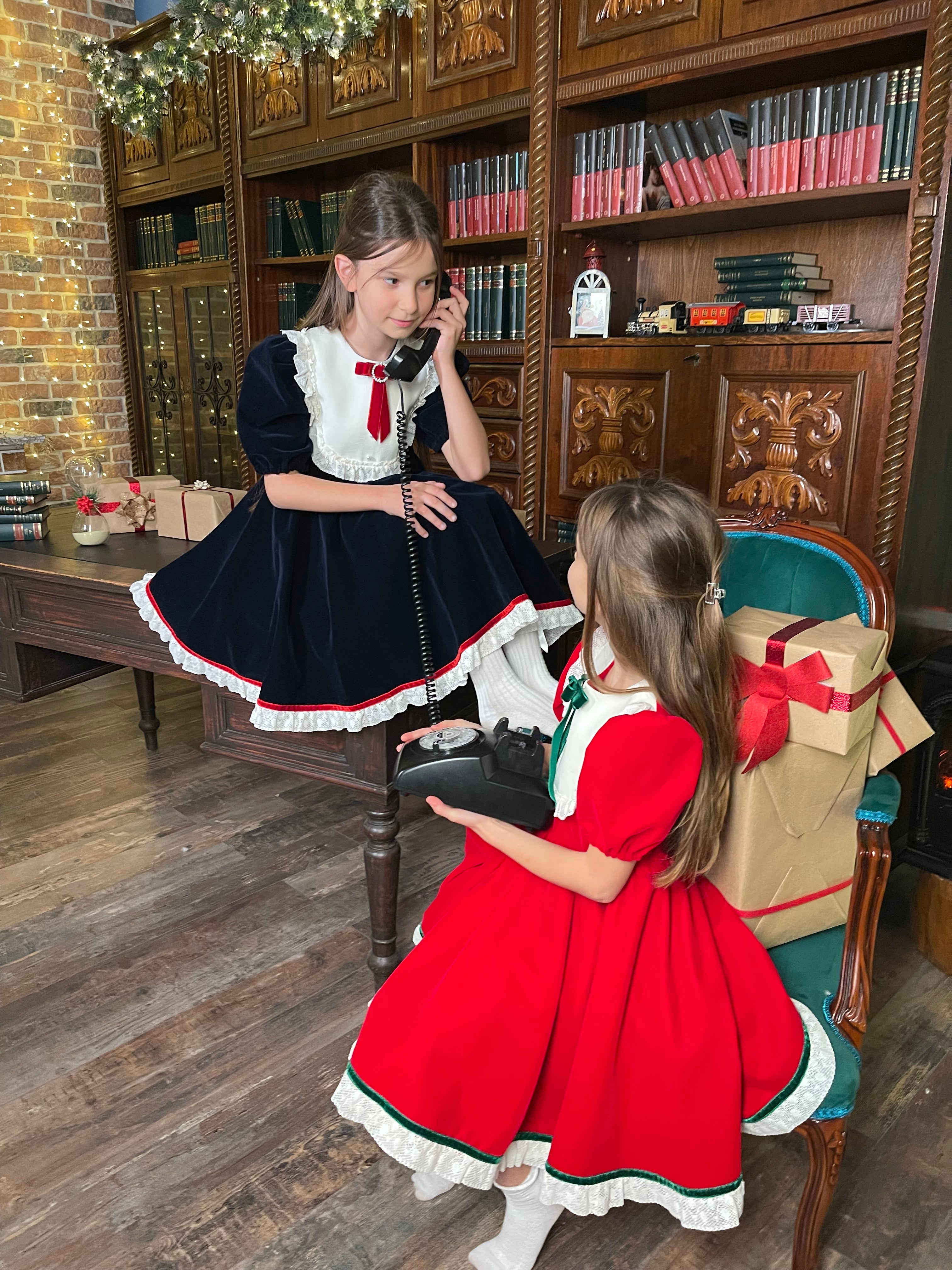 Rochita din catifea cu dantela si platcuta pe piept