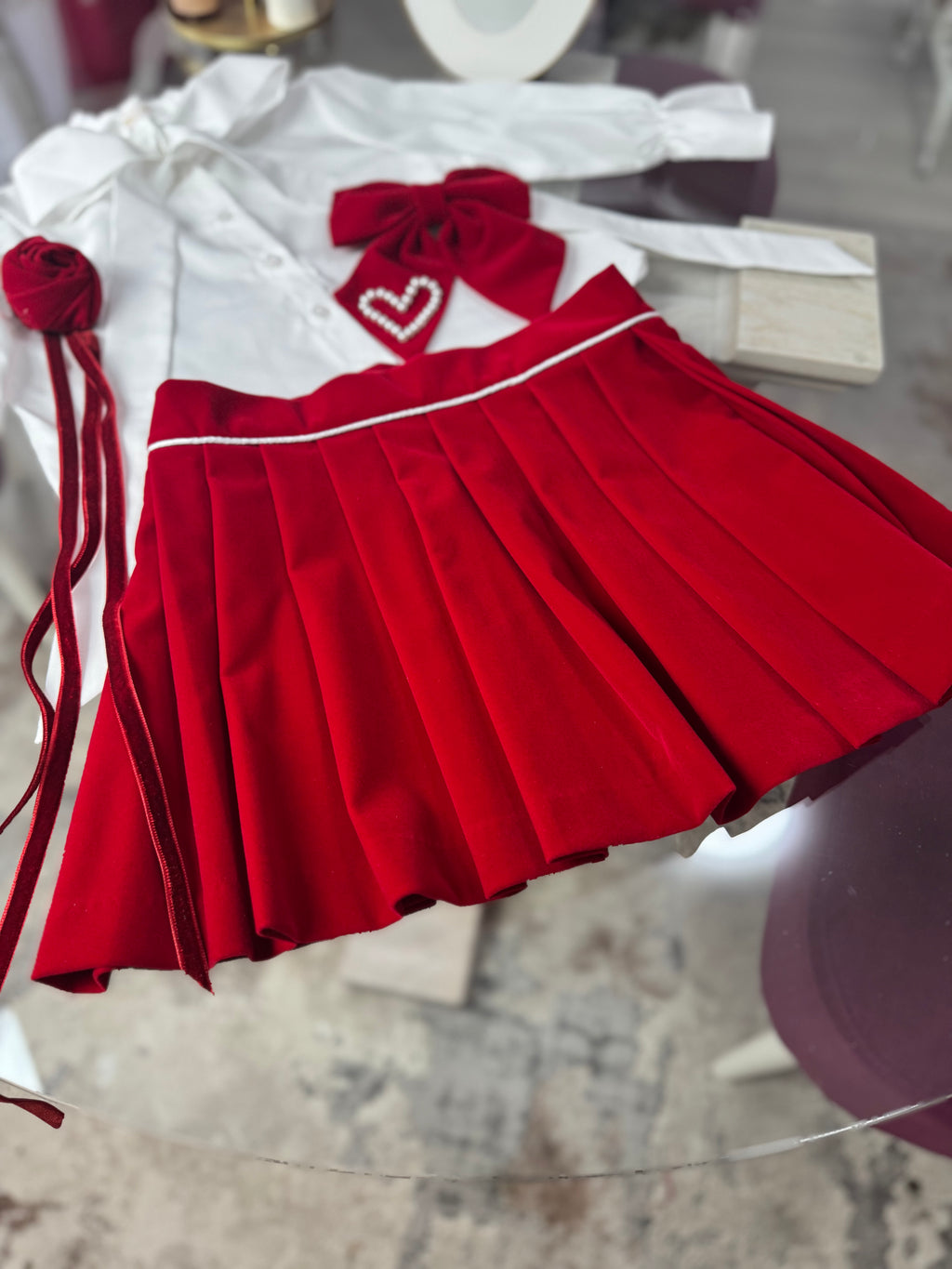 Set „Scarlet Grace” – fustă plisată & cămașă cu fundă