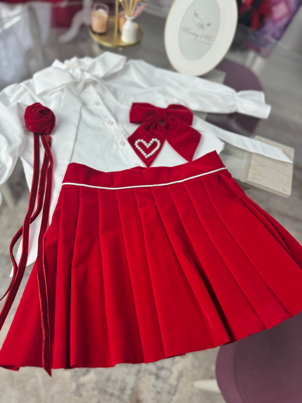 Set „Scarlet Grace” – fustă plisată & cămașă cu fundă