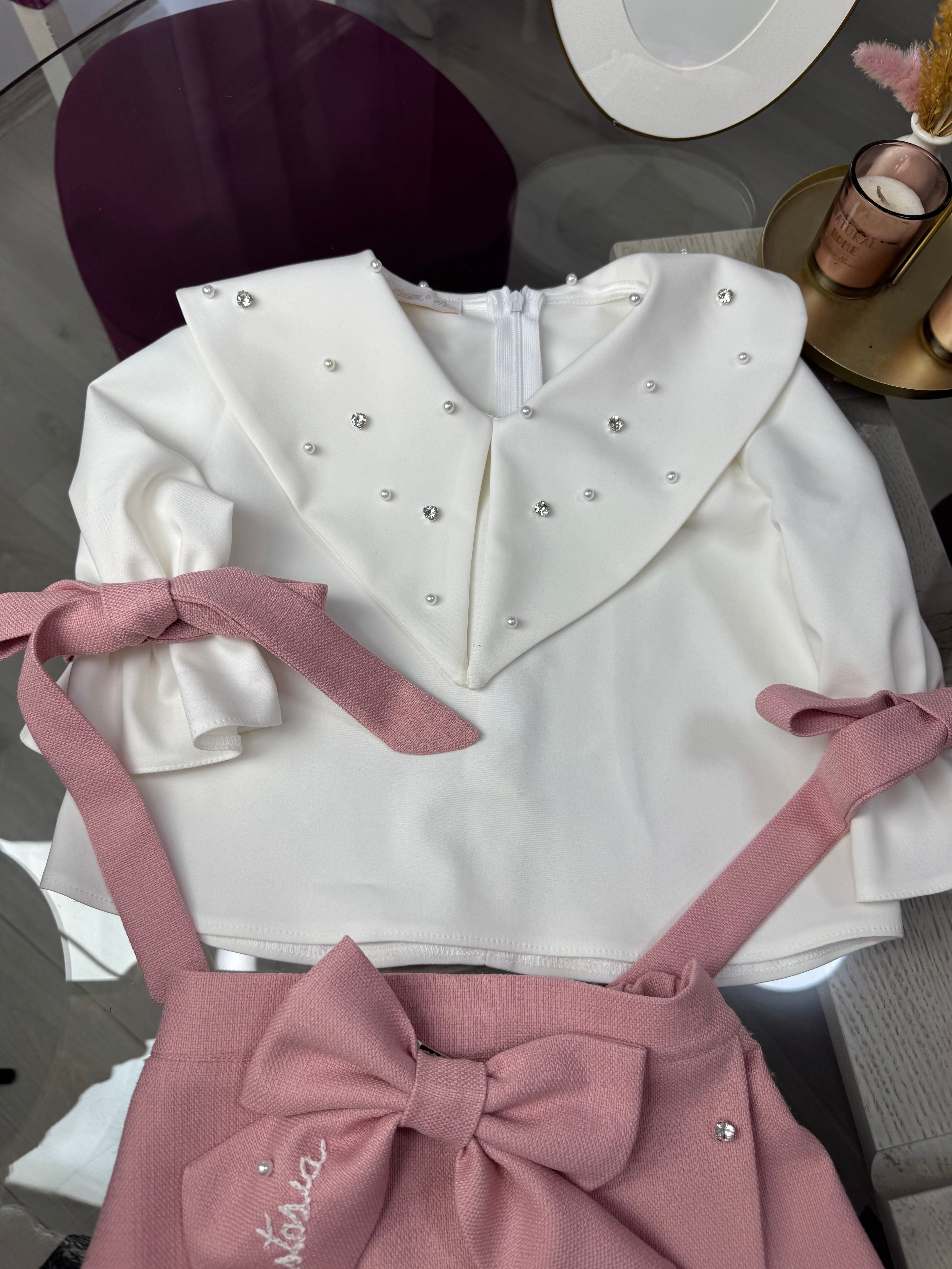 Cămășuță alba din bumbac cu guler in “V” decorat cu perlute