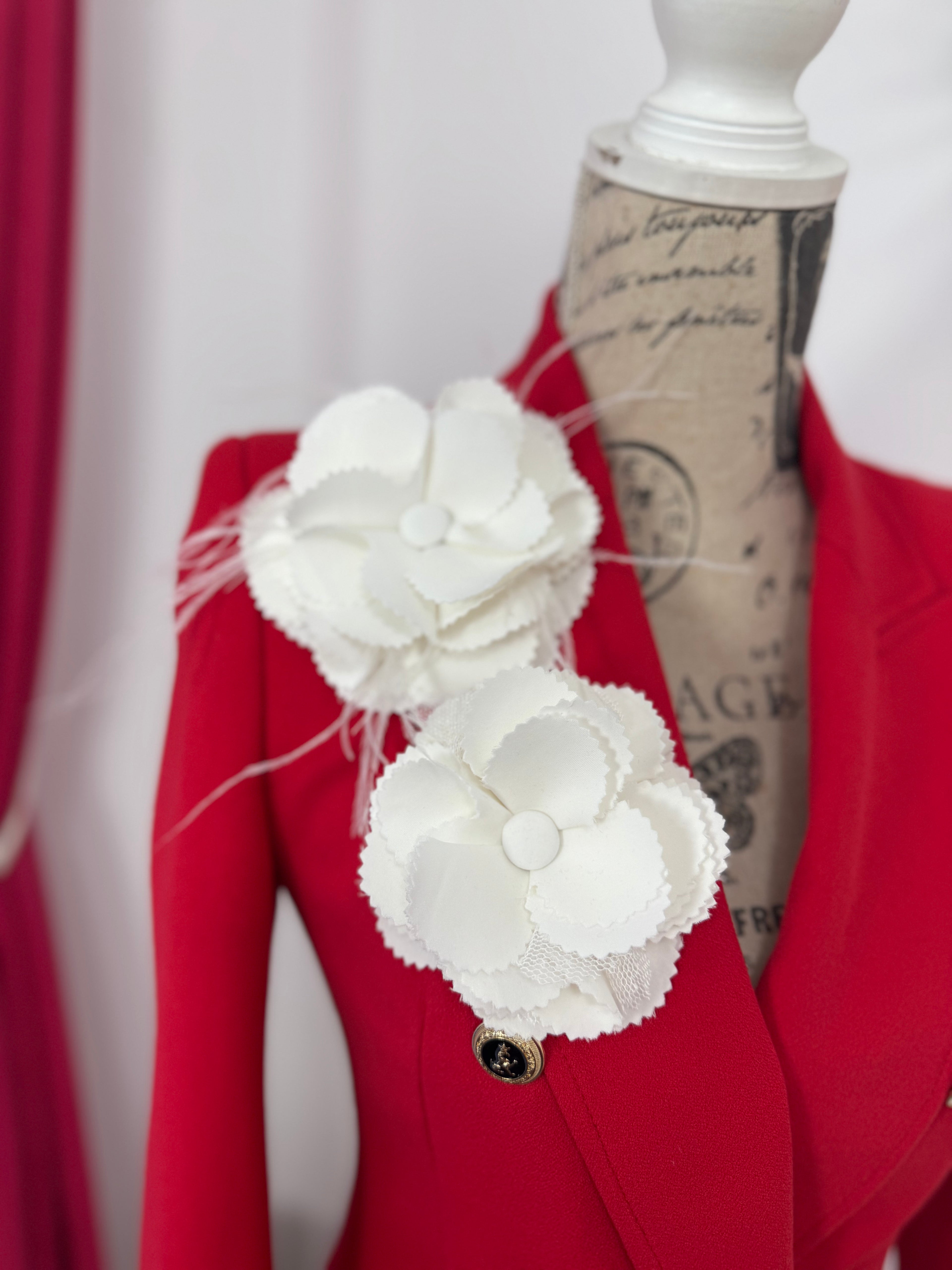 Broșă florala “Ivory Atelier Bloom”