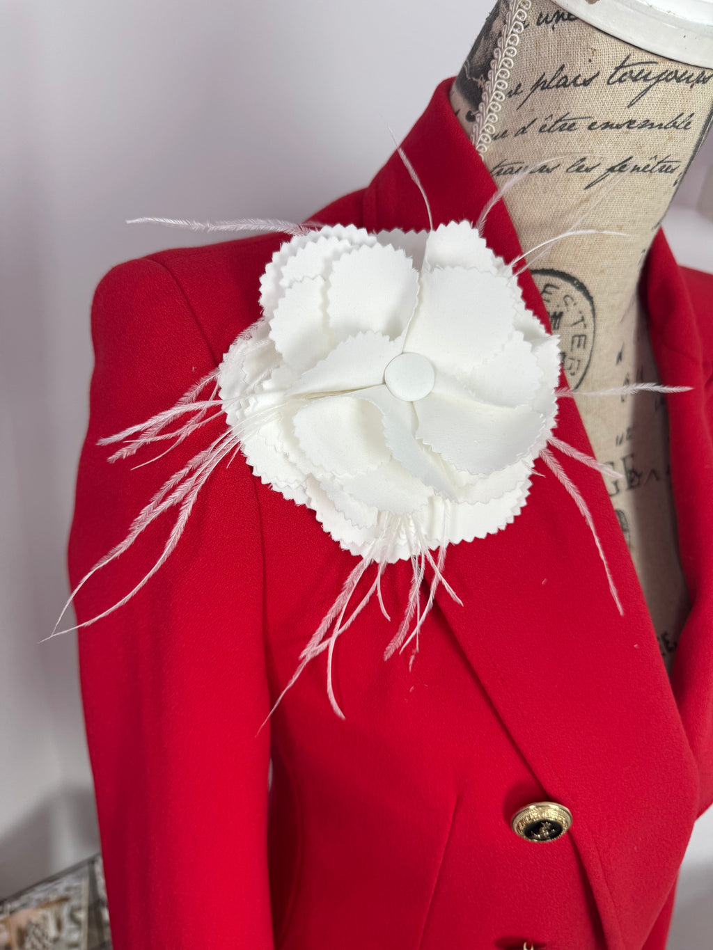 Broșă florala “Ivory Atelier Bloom”
