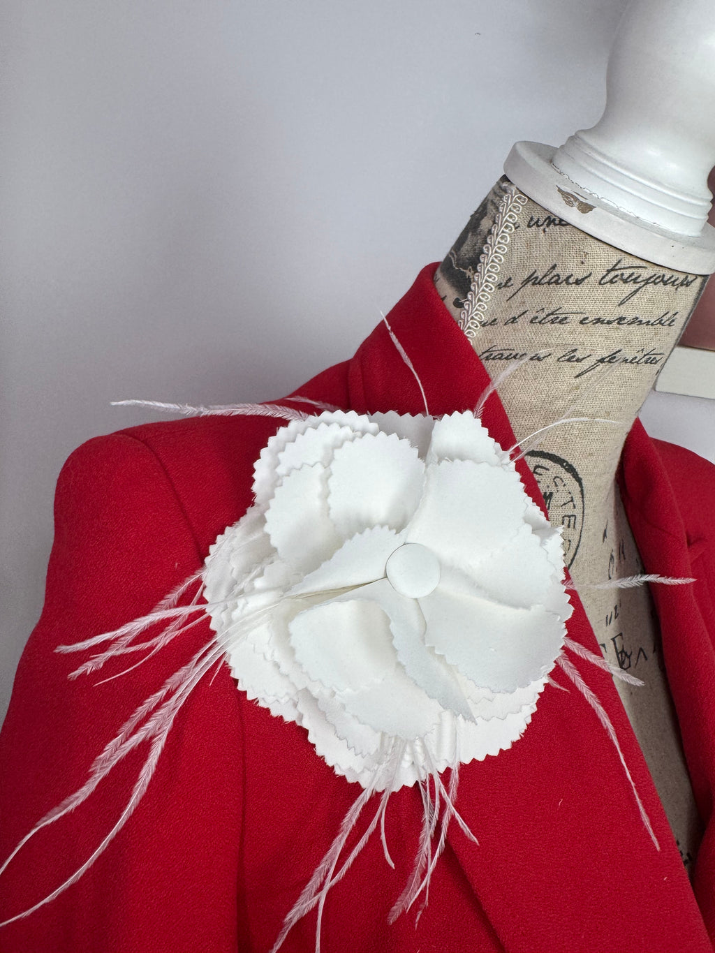 Broșă florala “Ivory Atelier Bloom”