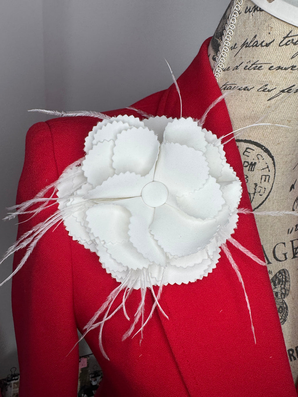 Broșă florala “Ivory Atelier Bloom”