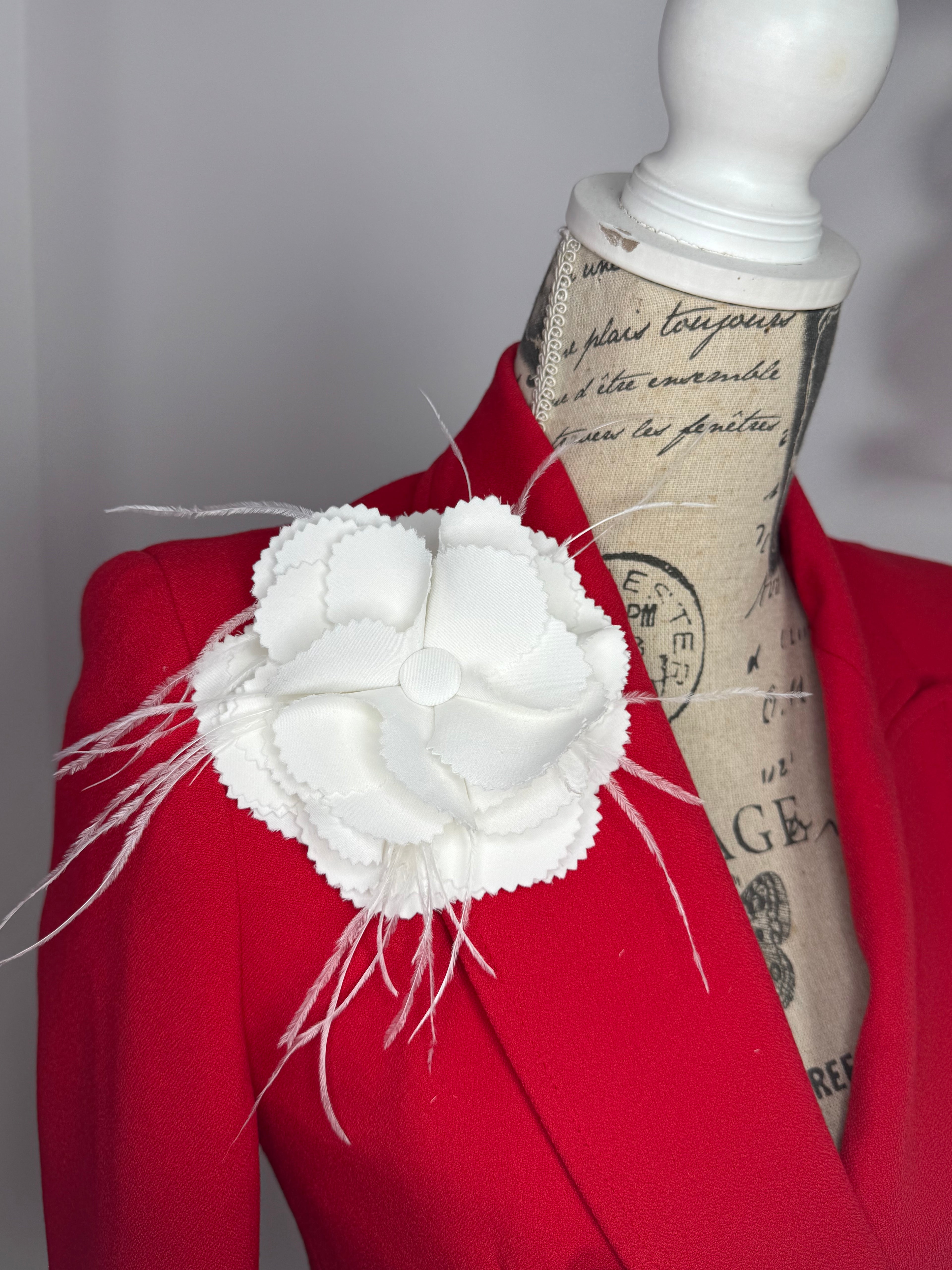 Broșă florala “Ivory Atelier Bloom”