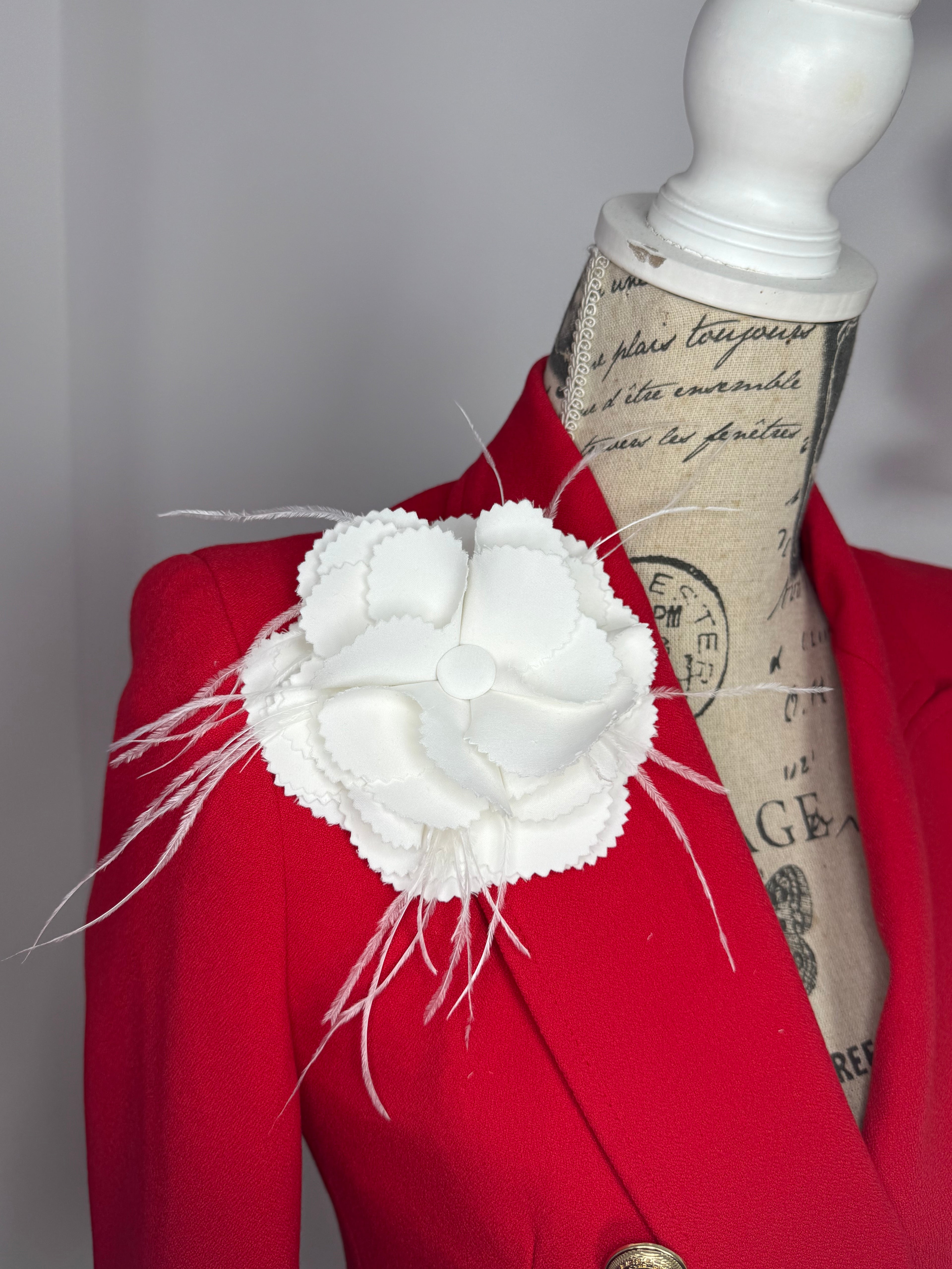 Broșă florala “Ivory Atelier Bloom”