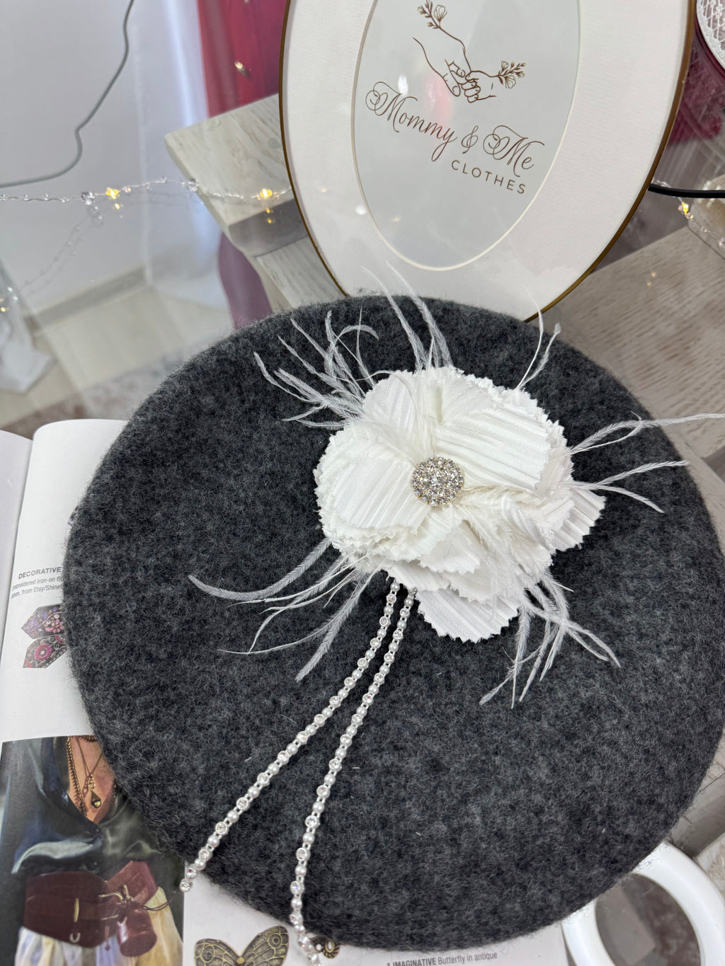 Accesoriu broșă florala din material alb cu striații