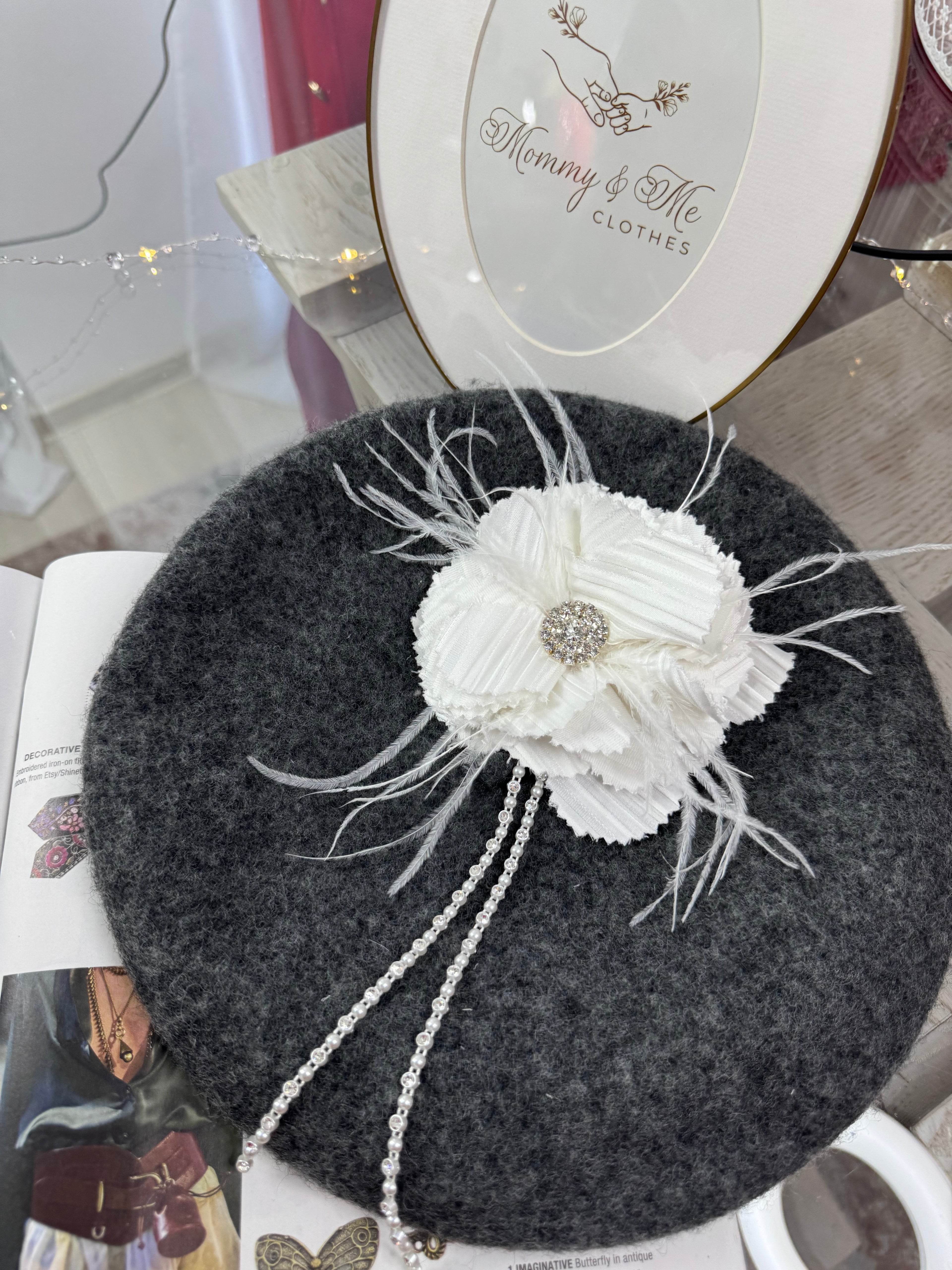 Accesoriu broșă florala din material alb cu striații