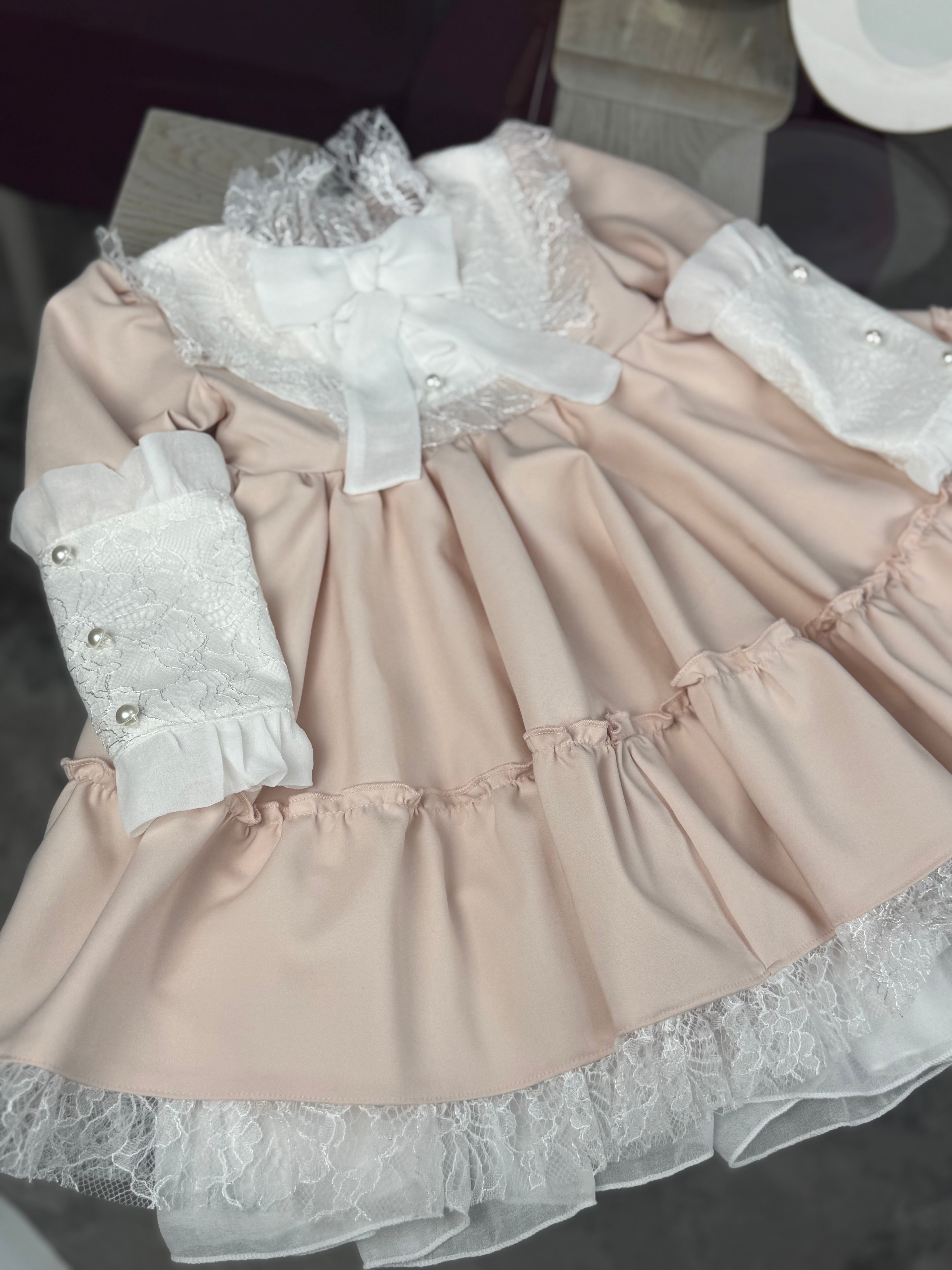 Rochita cu detalii din danteluta