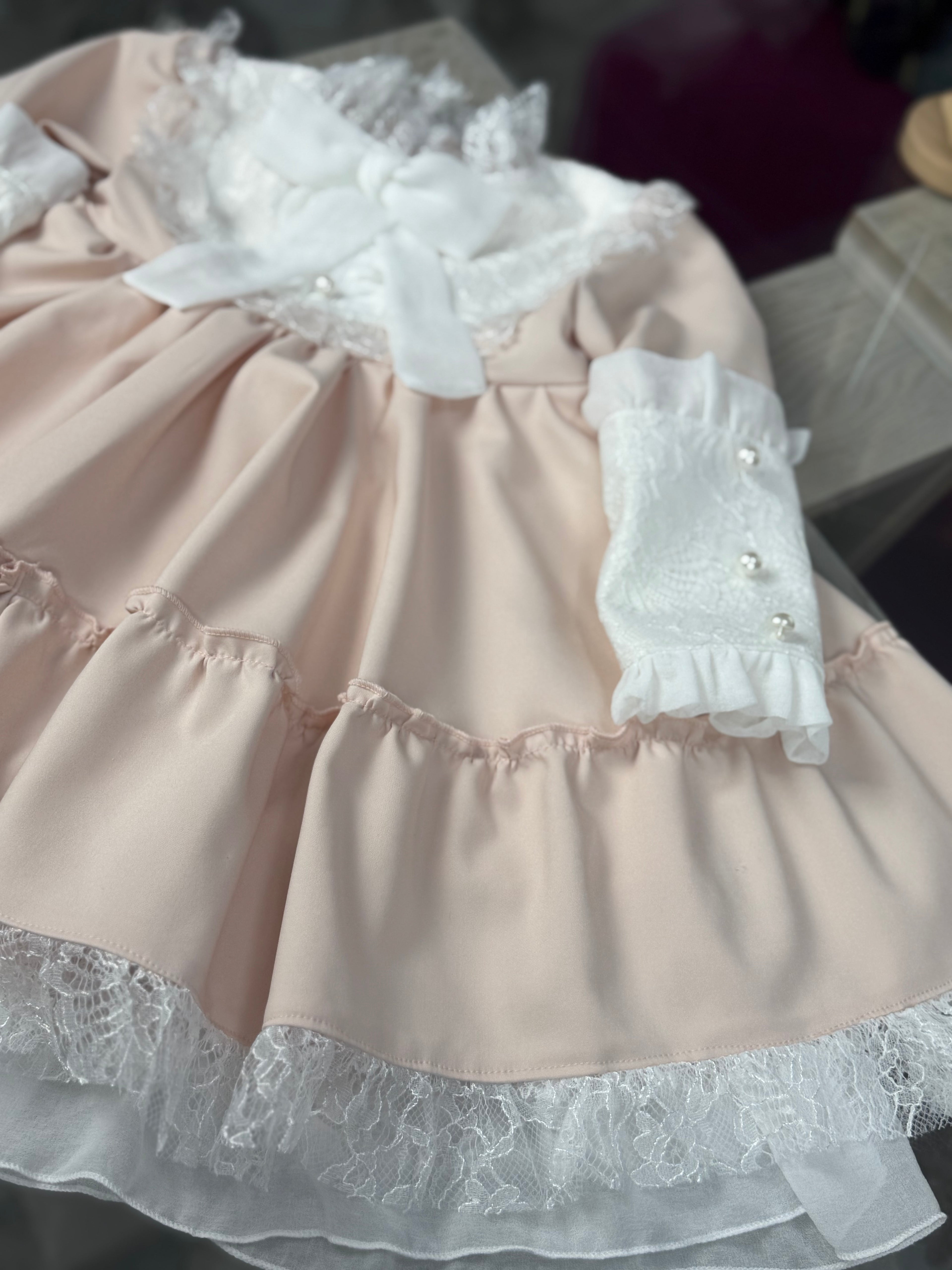 Rochita cu detalii din danteluta