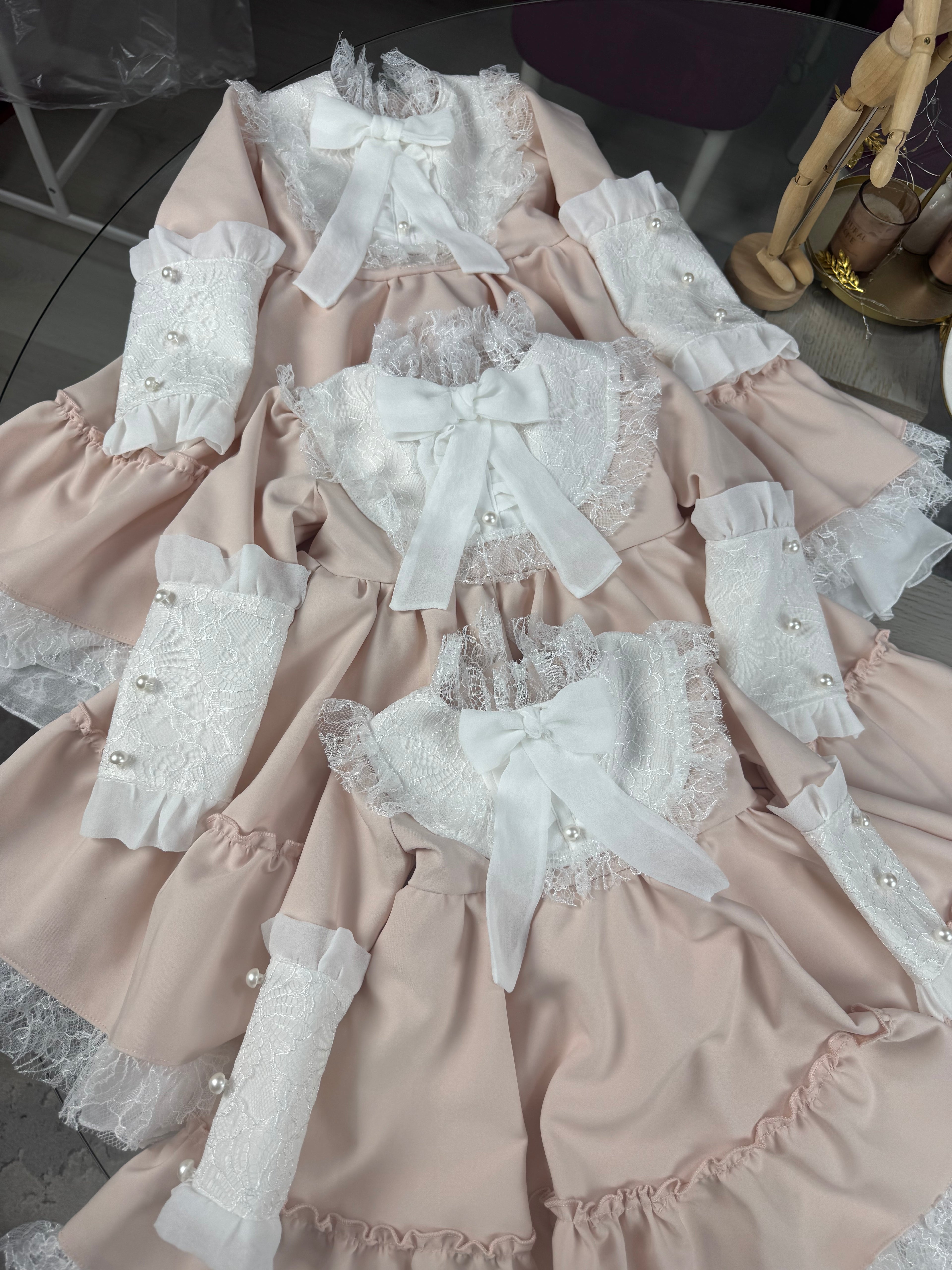 Rochita cu detalii din danteluta